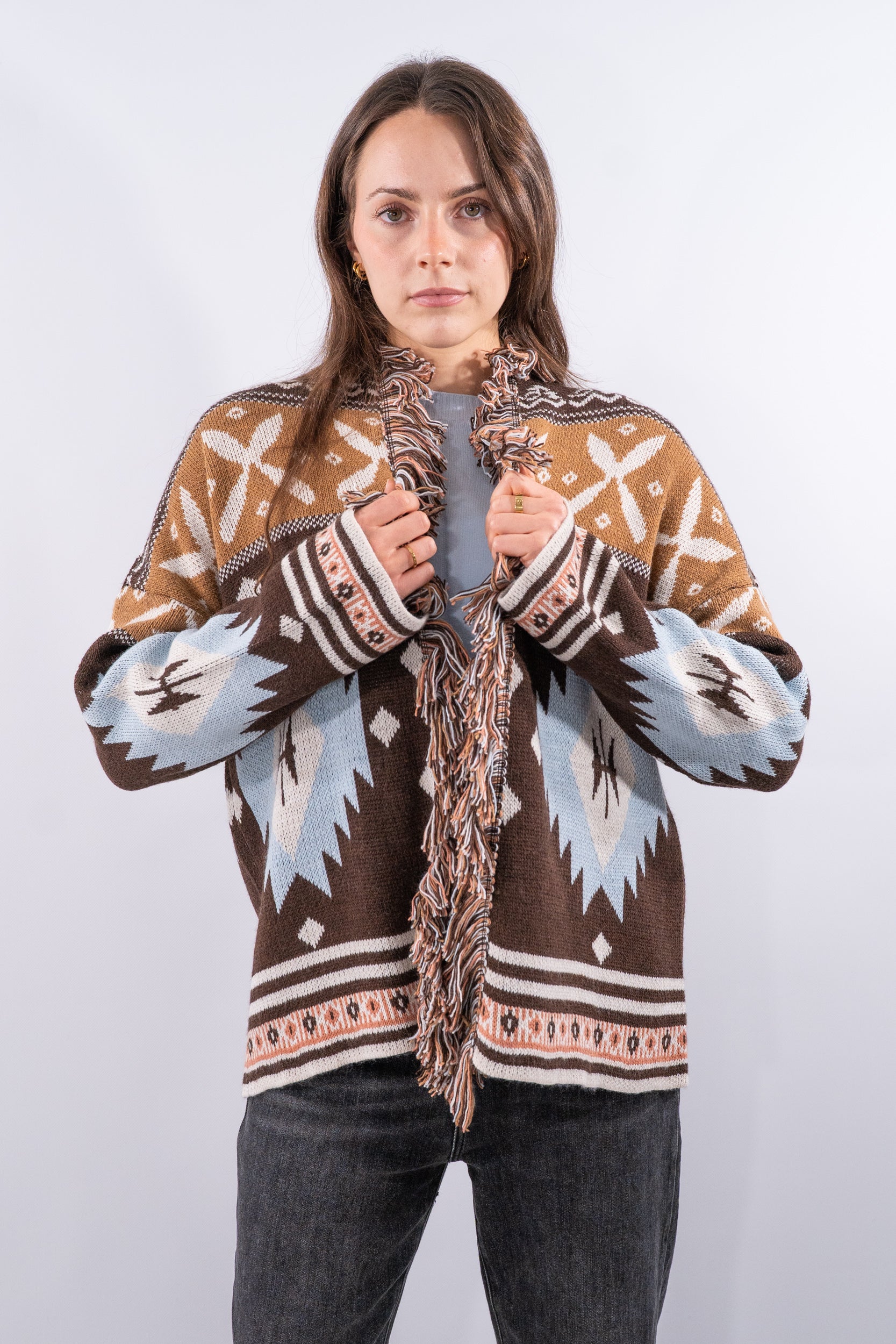 Cardigan aperto sciallato con frange