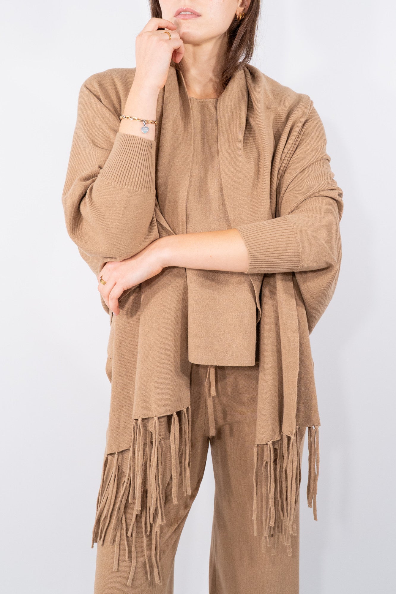 Cardigan aperto con frange e linea morbida