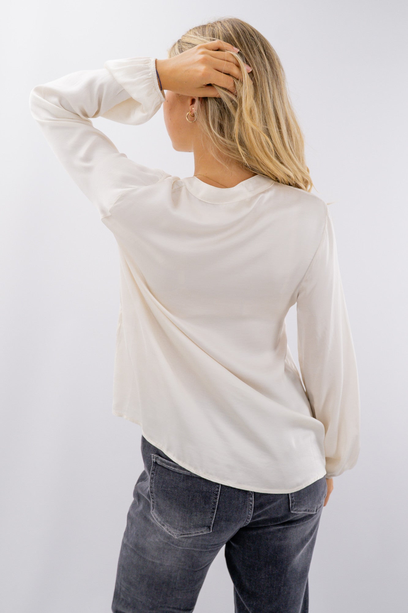 Blusa con collo alla coreana in viscosa satinata