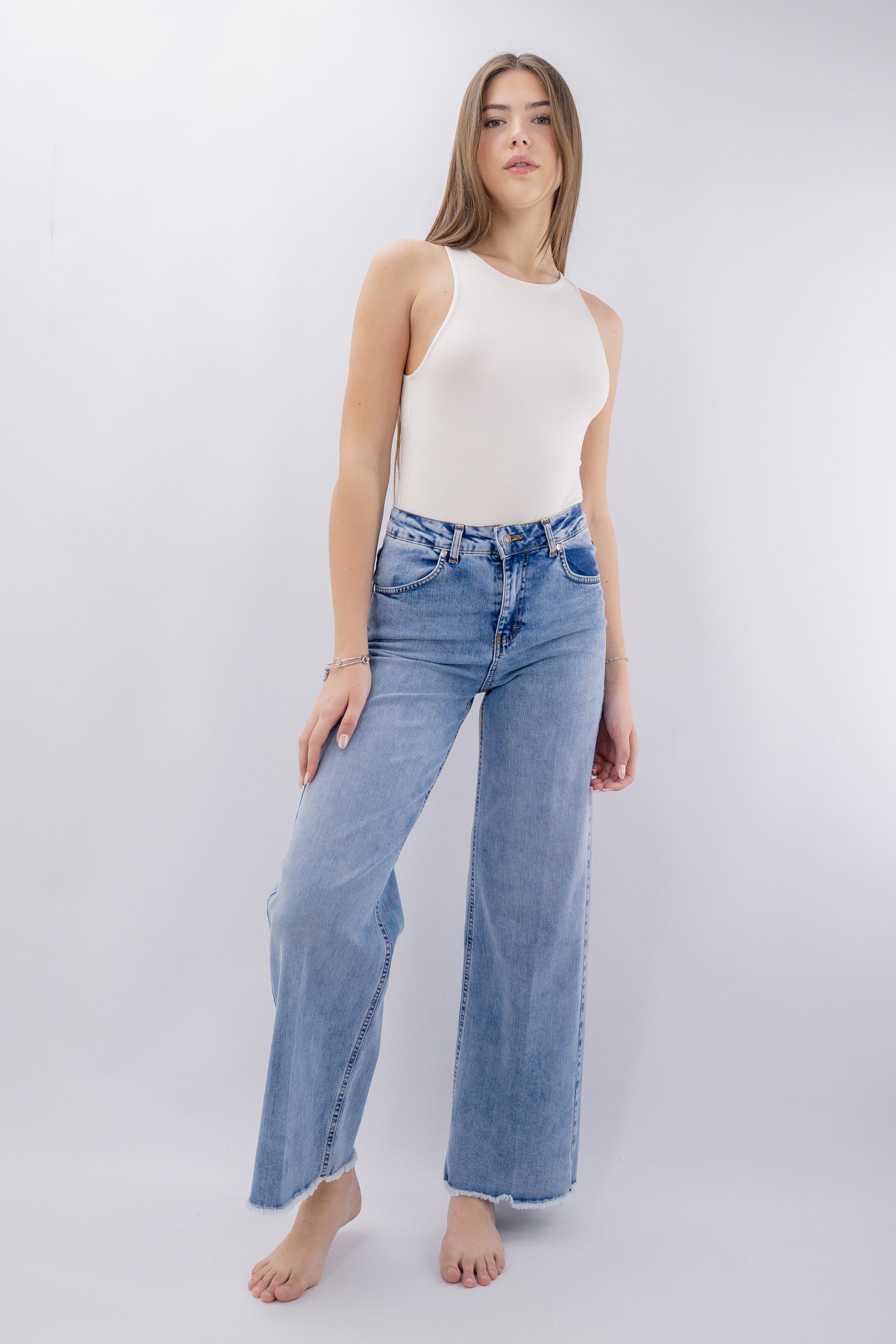 Jeans palazzo a gamba larga con fondo sfrangiato