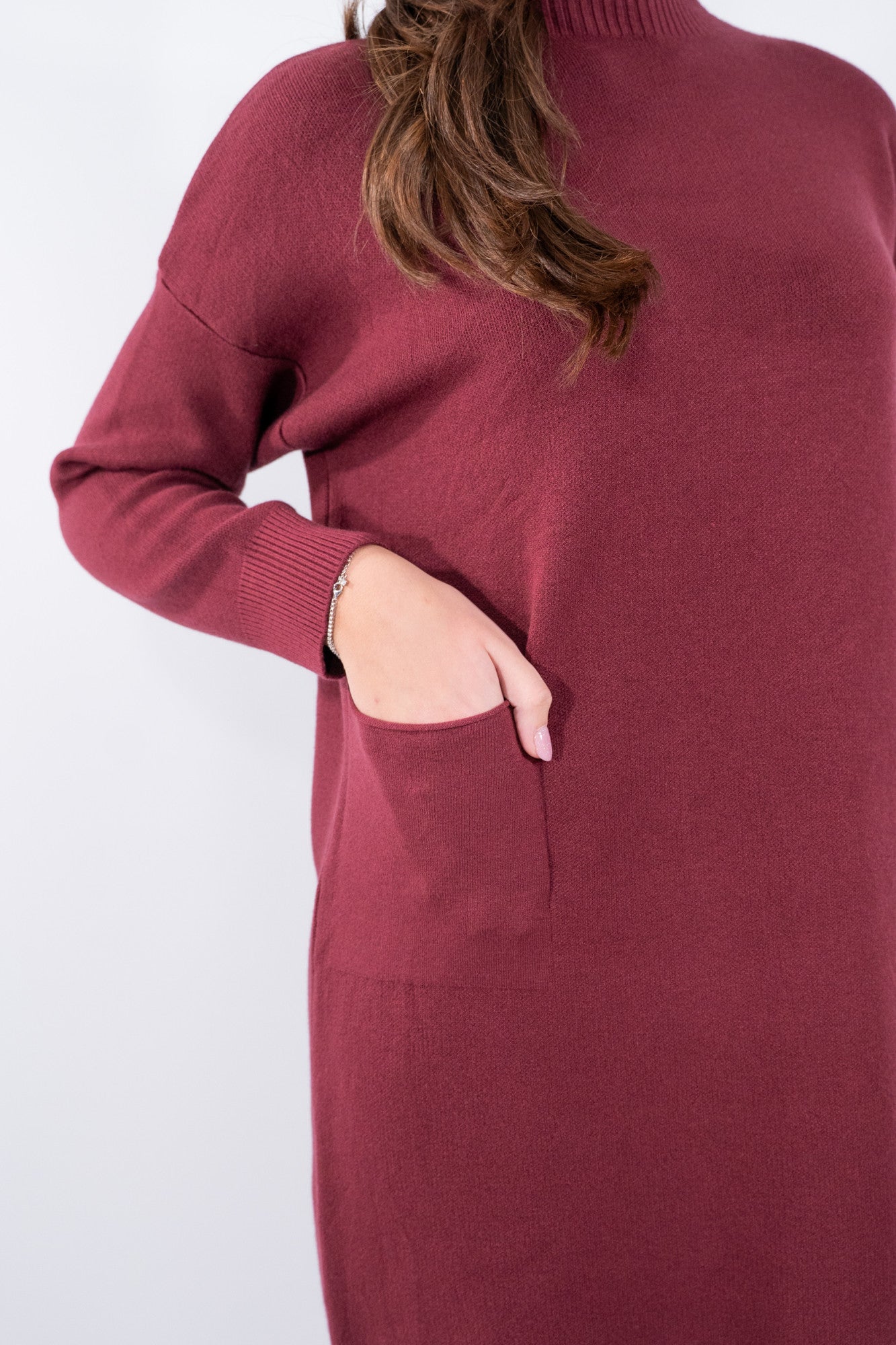 Abito corto con collo lupetto e tasca laterale applicata