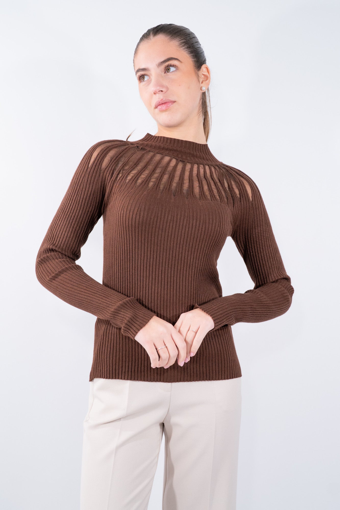 Maglia lupetto a costine con giochi di trasparenze