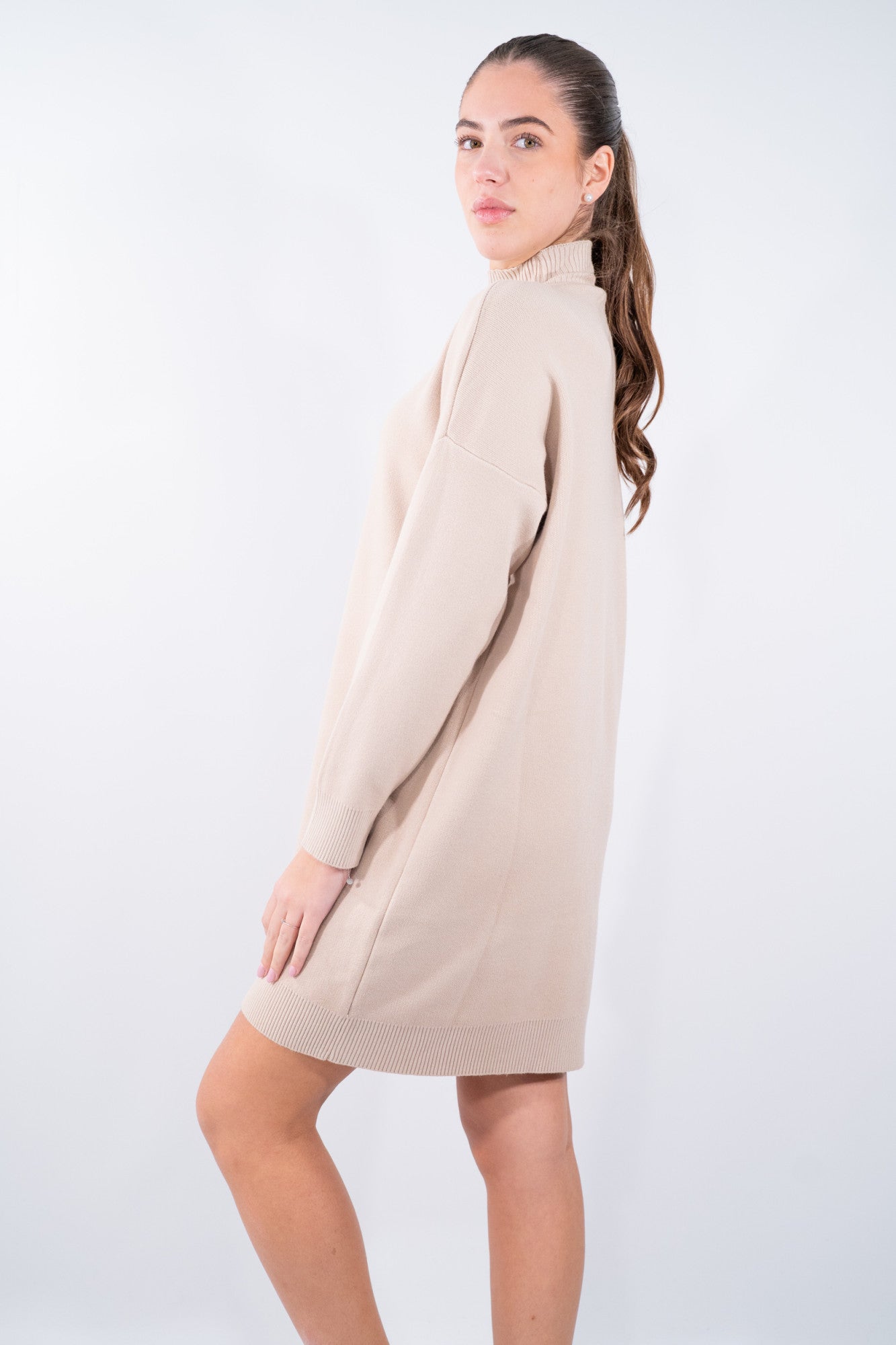 Abito corto con collo lupetto e tasca laterale applicata