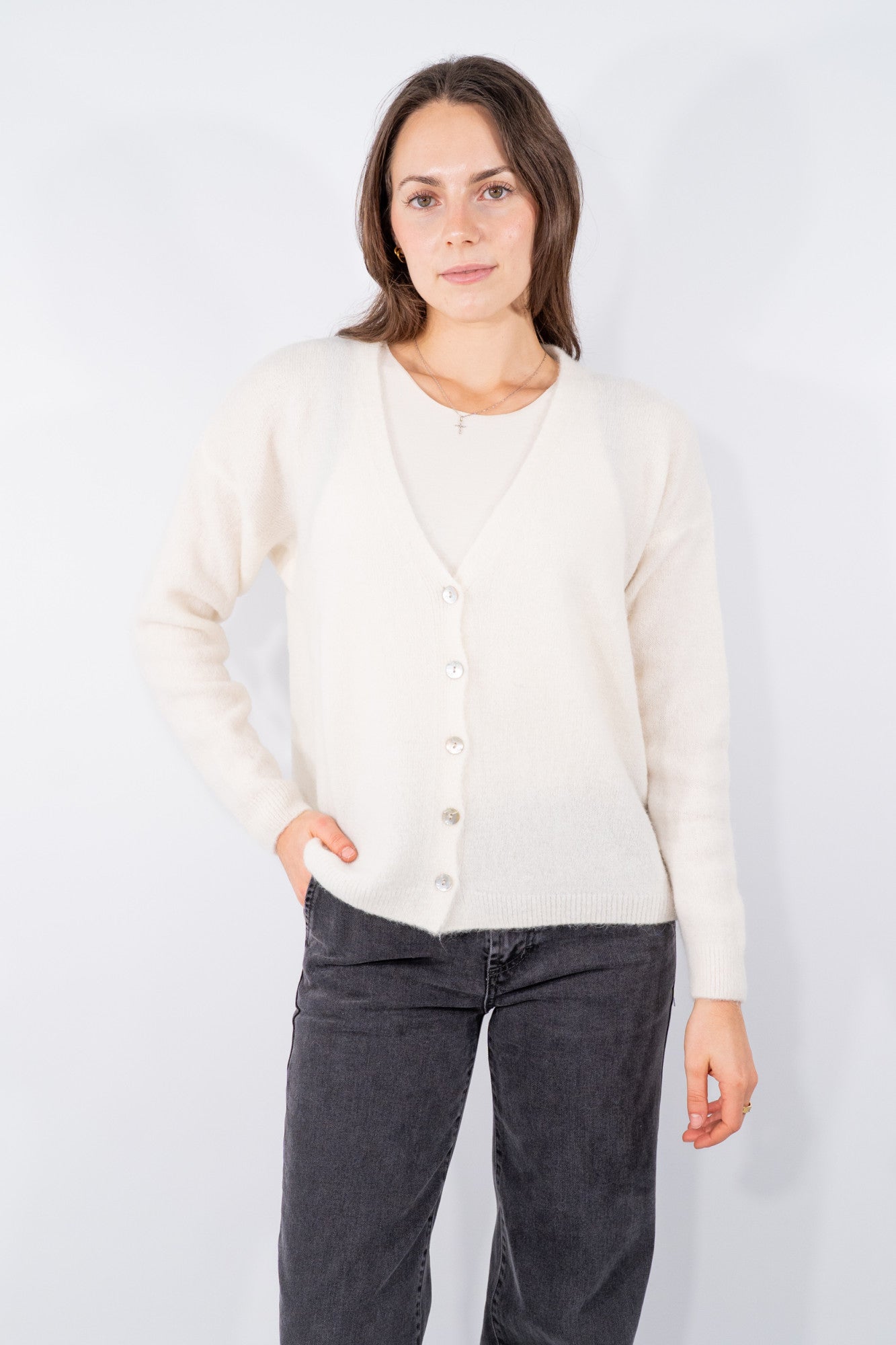 Cardigan soffice con chiusura a bottoni e scollo a V