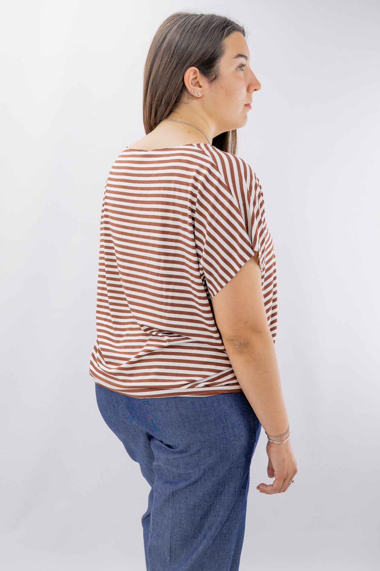 T-shirt a righe con profondo scollo a V