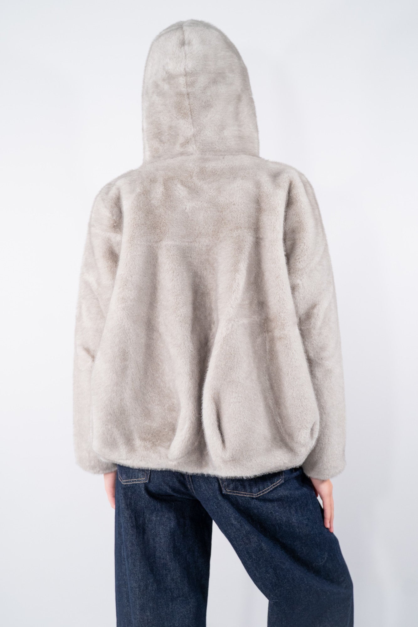 Eco-pelliccia glamour  con cappuccio e arricciatura sul fondo