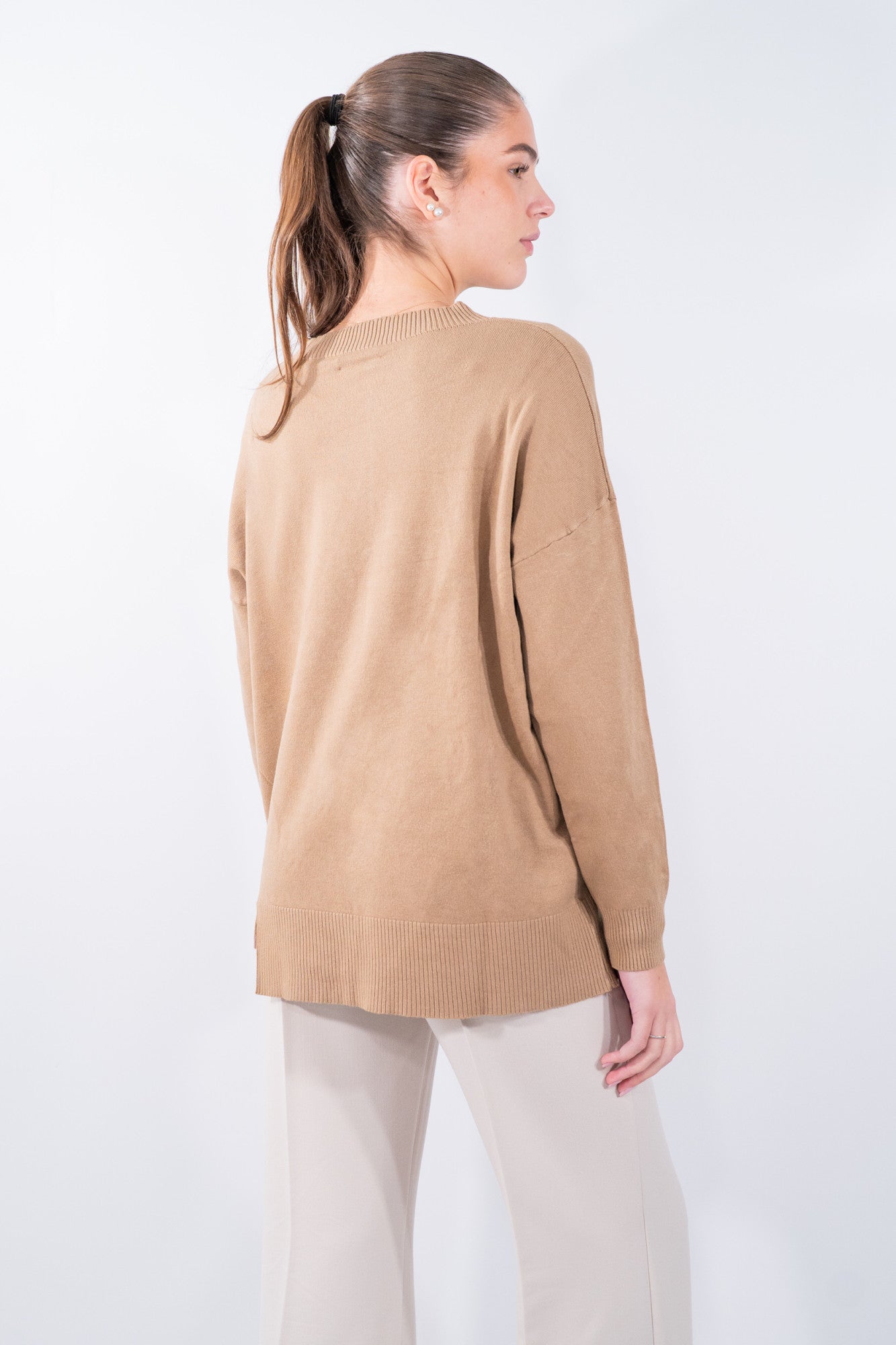 Maglia rasata con spacco frontale e scollo barchetta