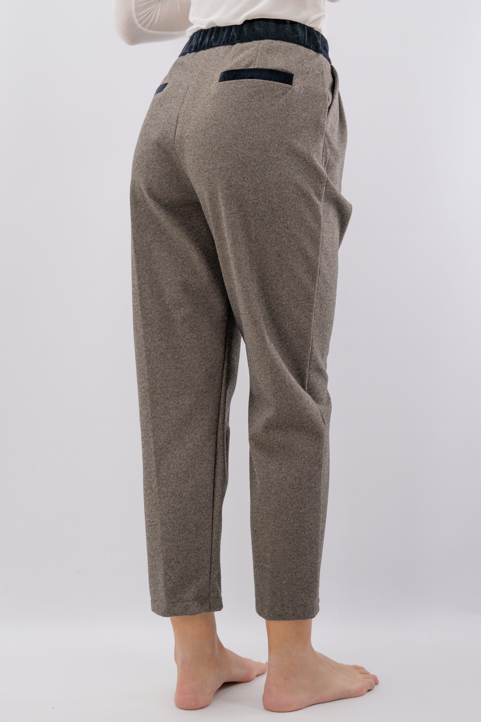 Pantalone con pinces e inserti in velluto