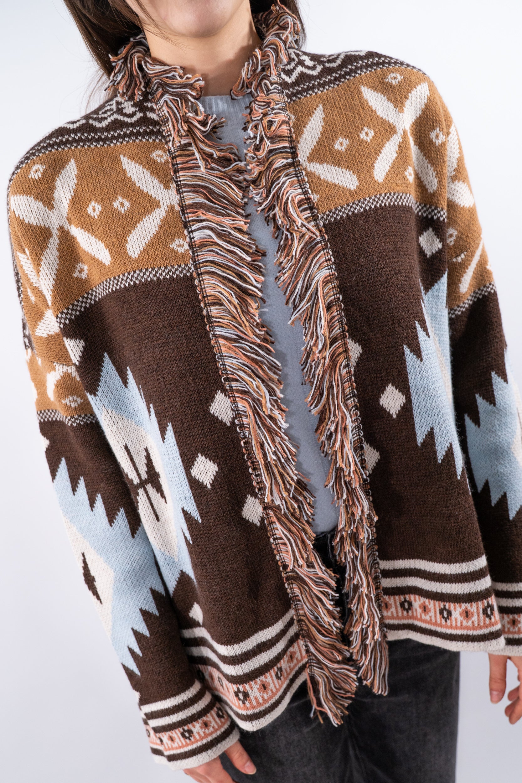 Cardigan aperto sciallato con frange