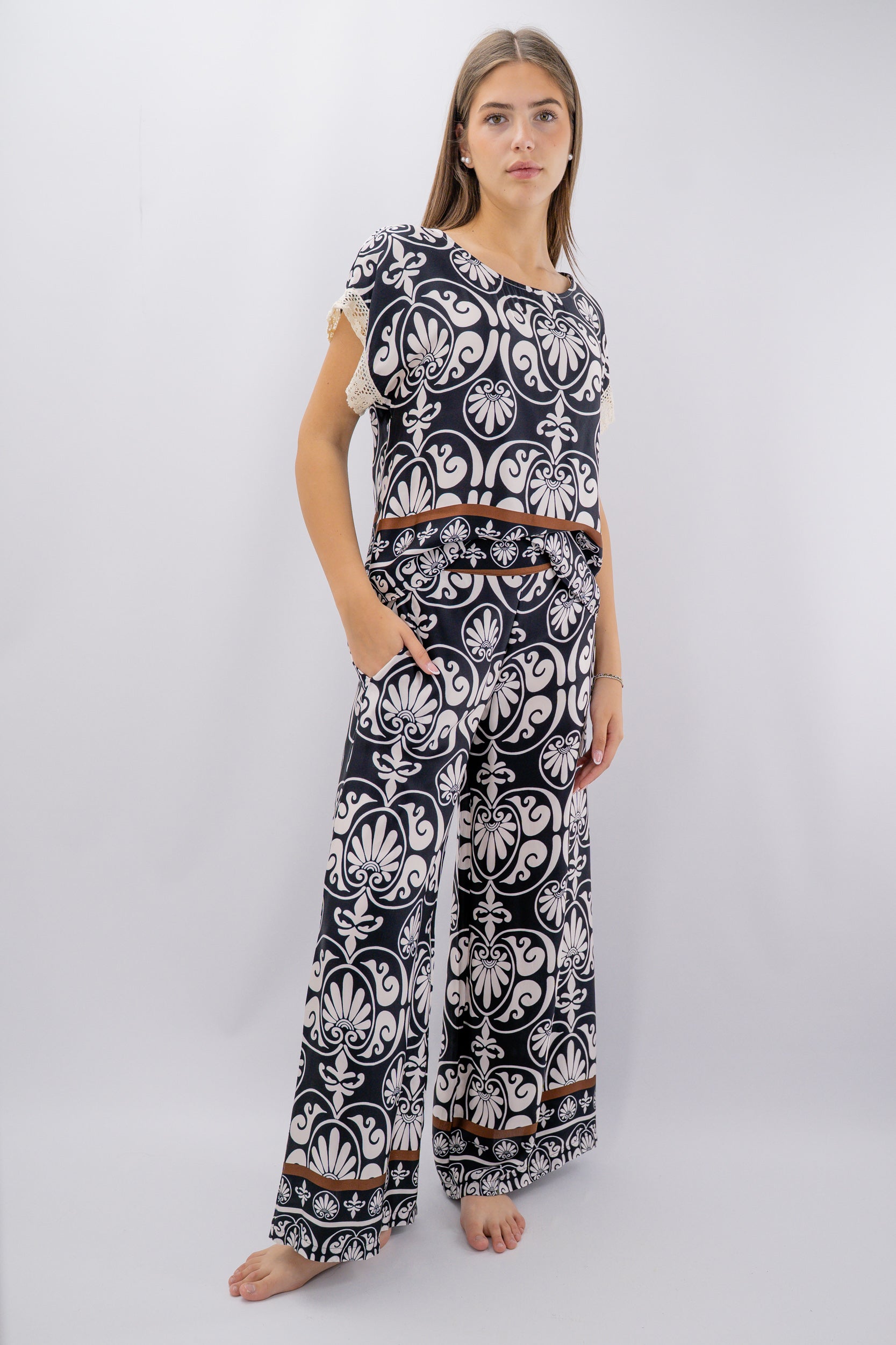 Blusa a scatoletta con stampa geometrica e maniche in pizzo