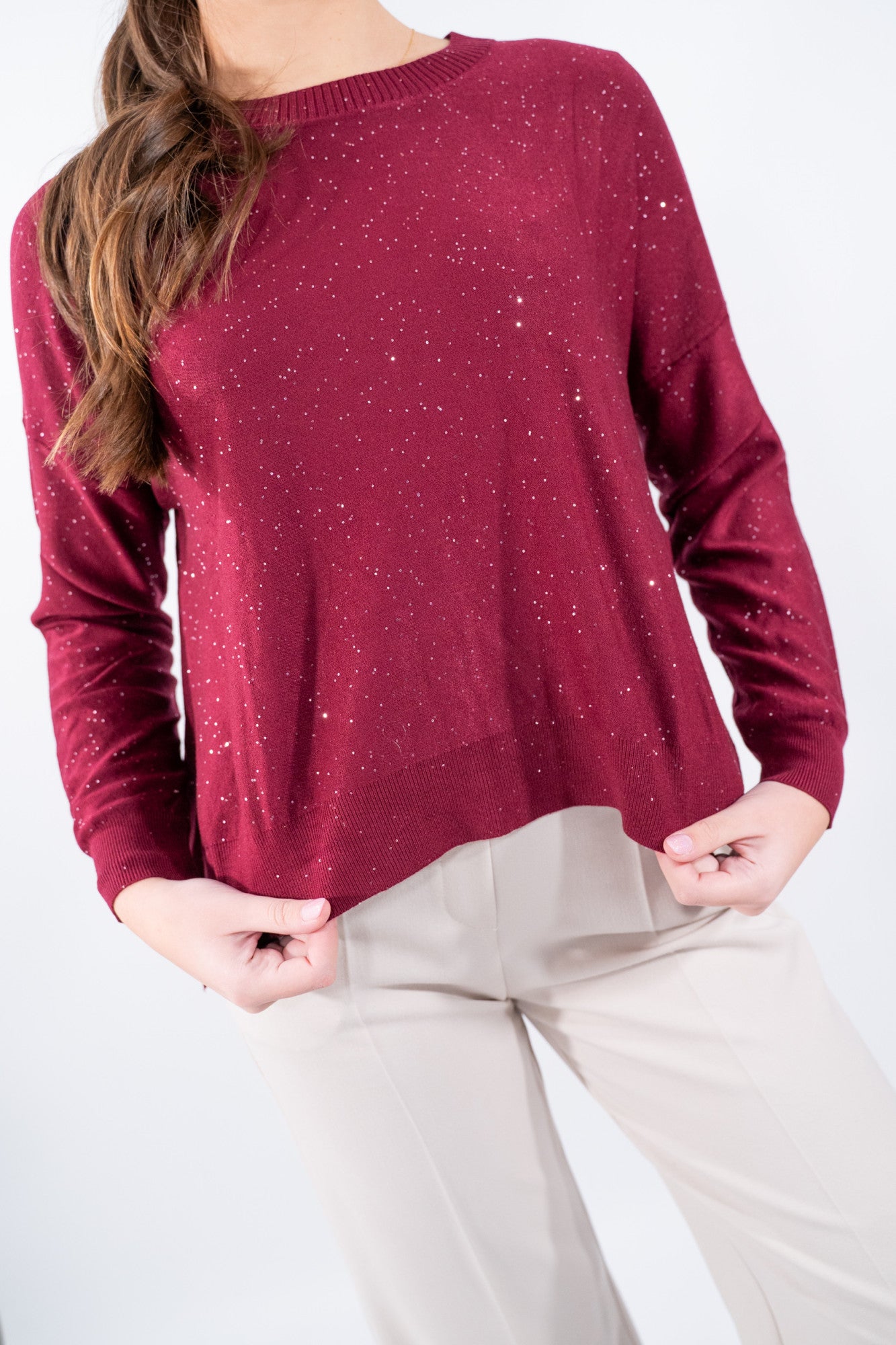 Maglia scatoletta luminosa con micro pailettes e spacchi laterali