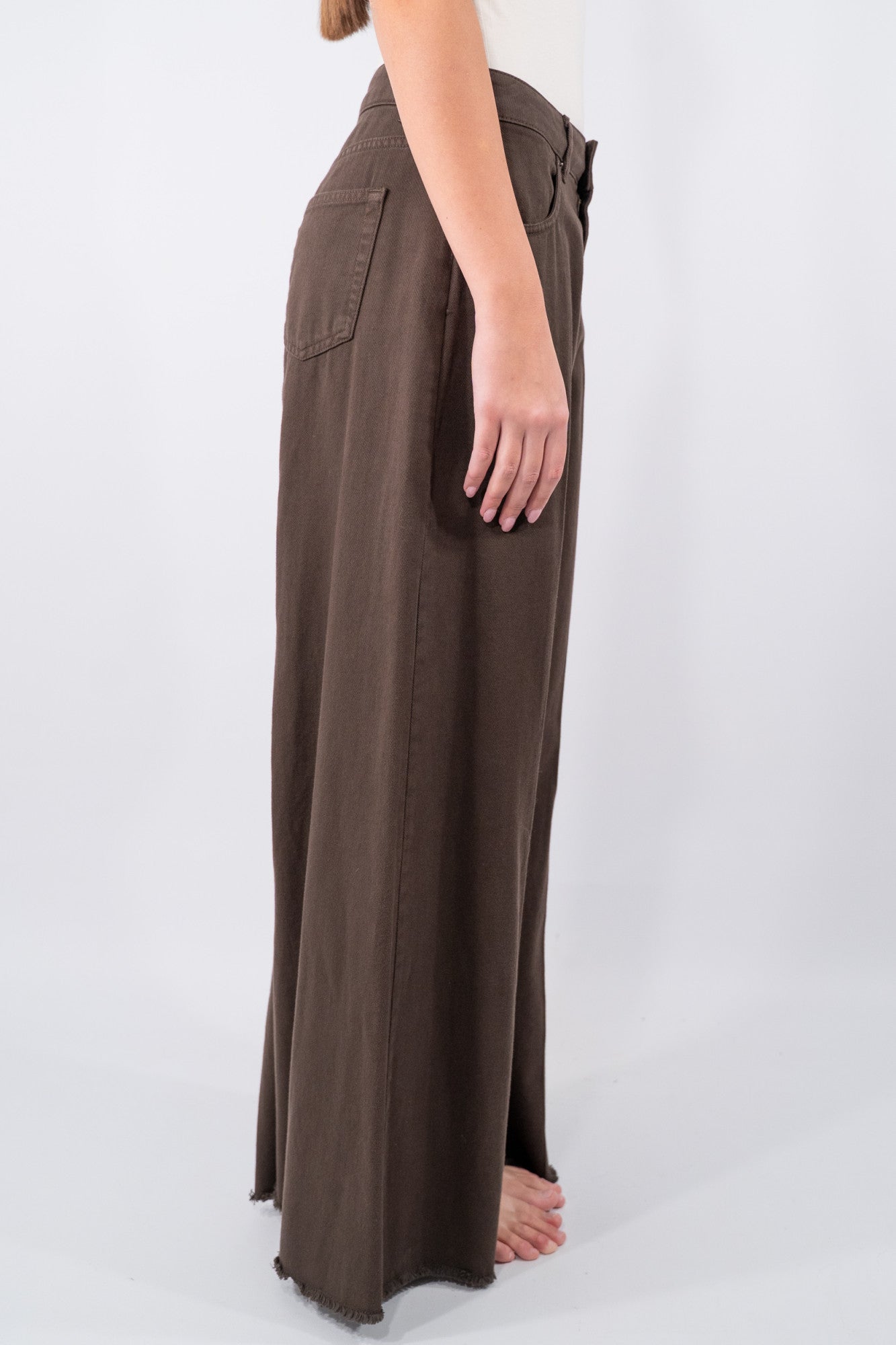 Jeans palazzo ampio con orlo sfrangiato