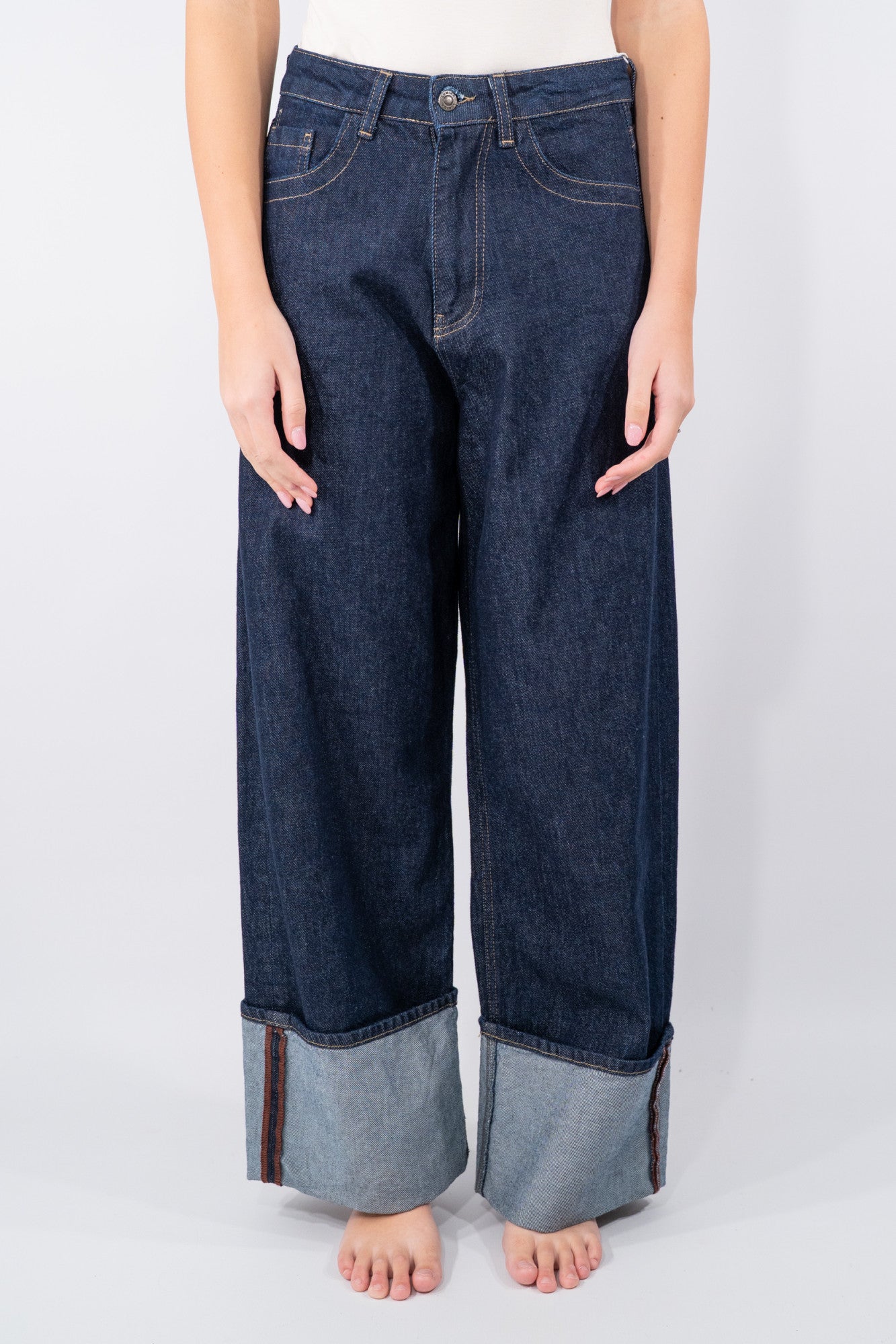 Jeans palazzo con maxi risvolto e cuciture a contrasto