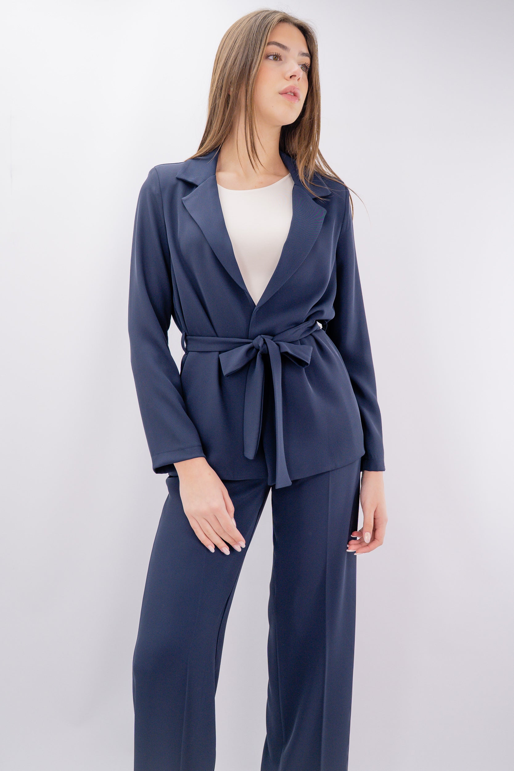 Tailleur con blazer con cintura