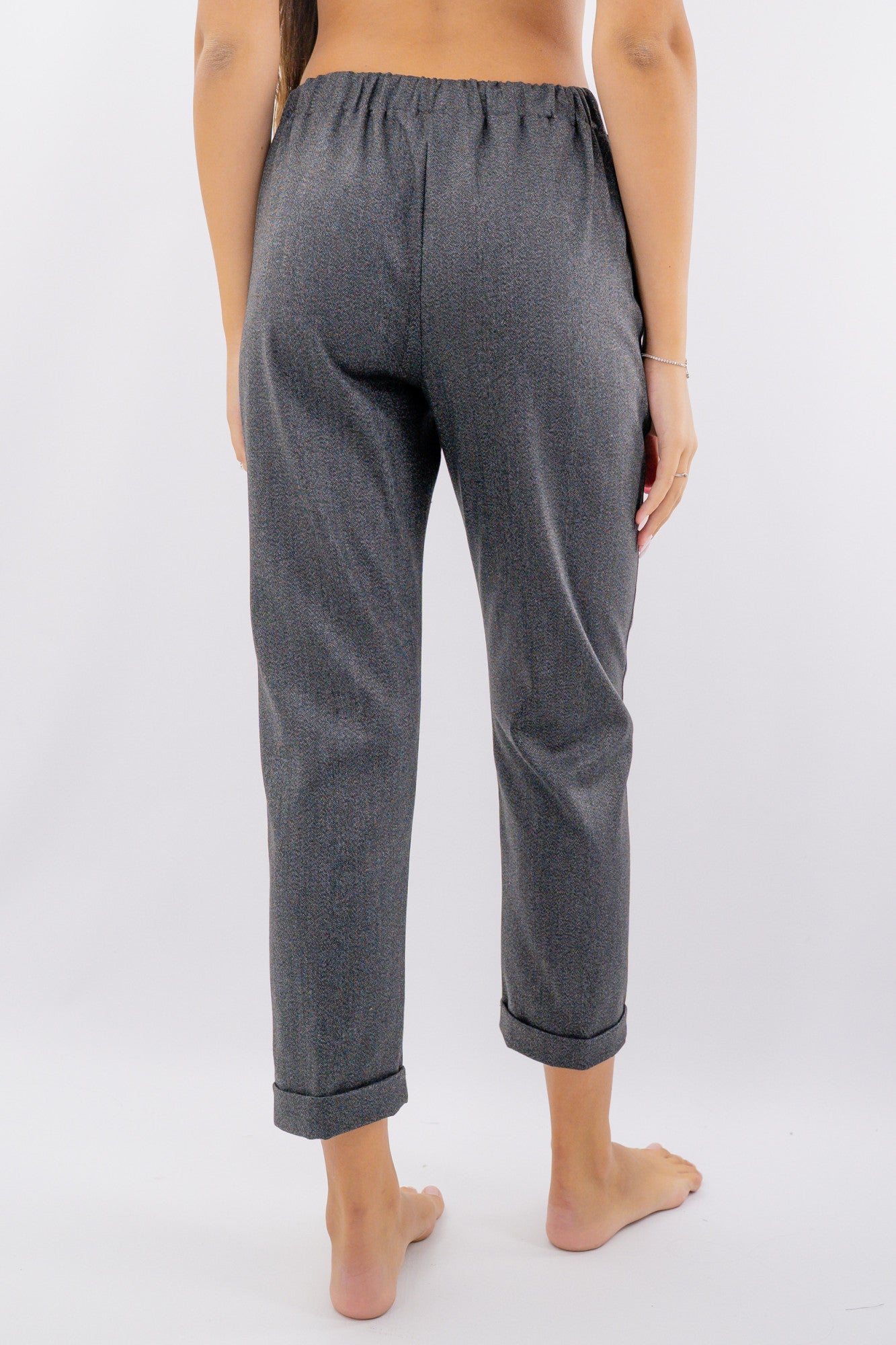 Pantalone in spina di pesce con risvoltino sul fondo