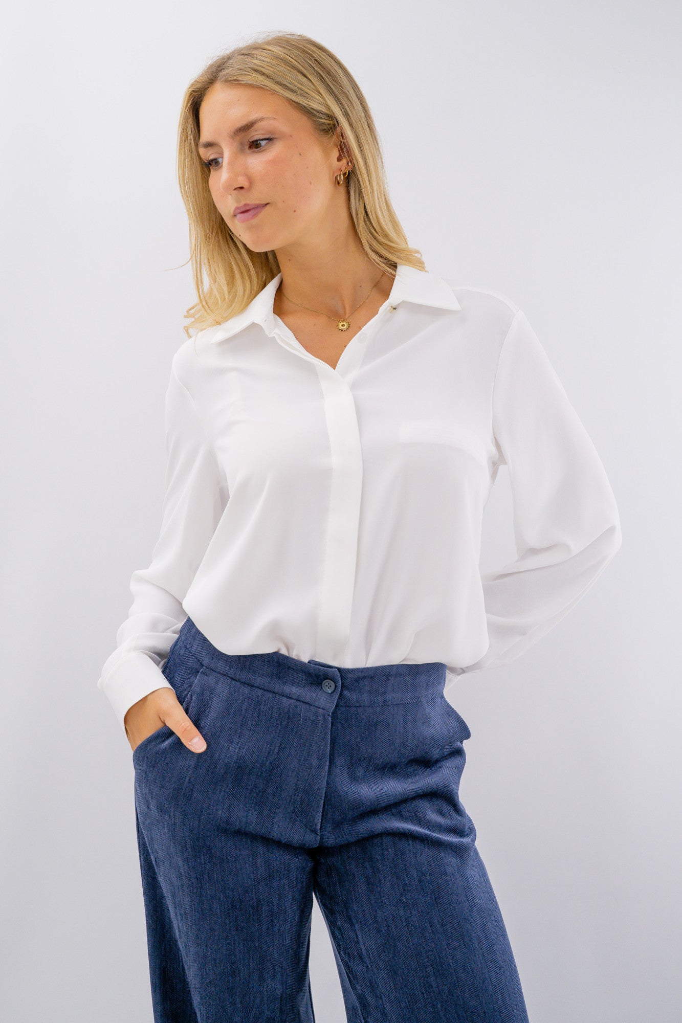 Camicia elegante con abbottonatura a scomparsa