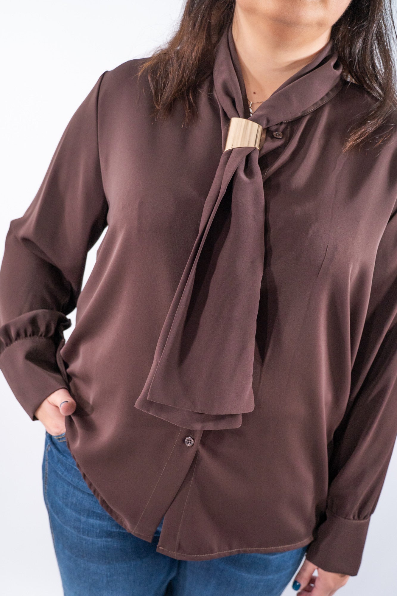 Blusa con cravatta foulard e fermaglio scorrevole