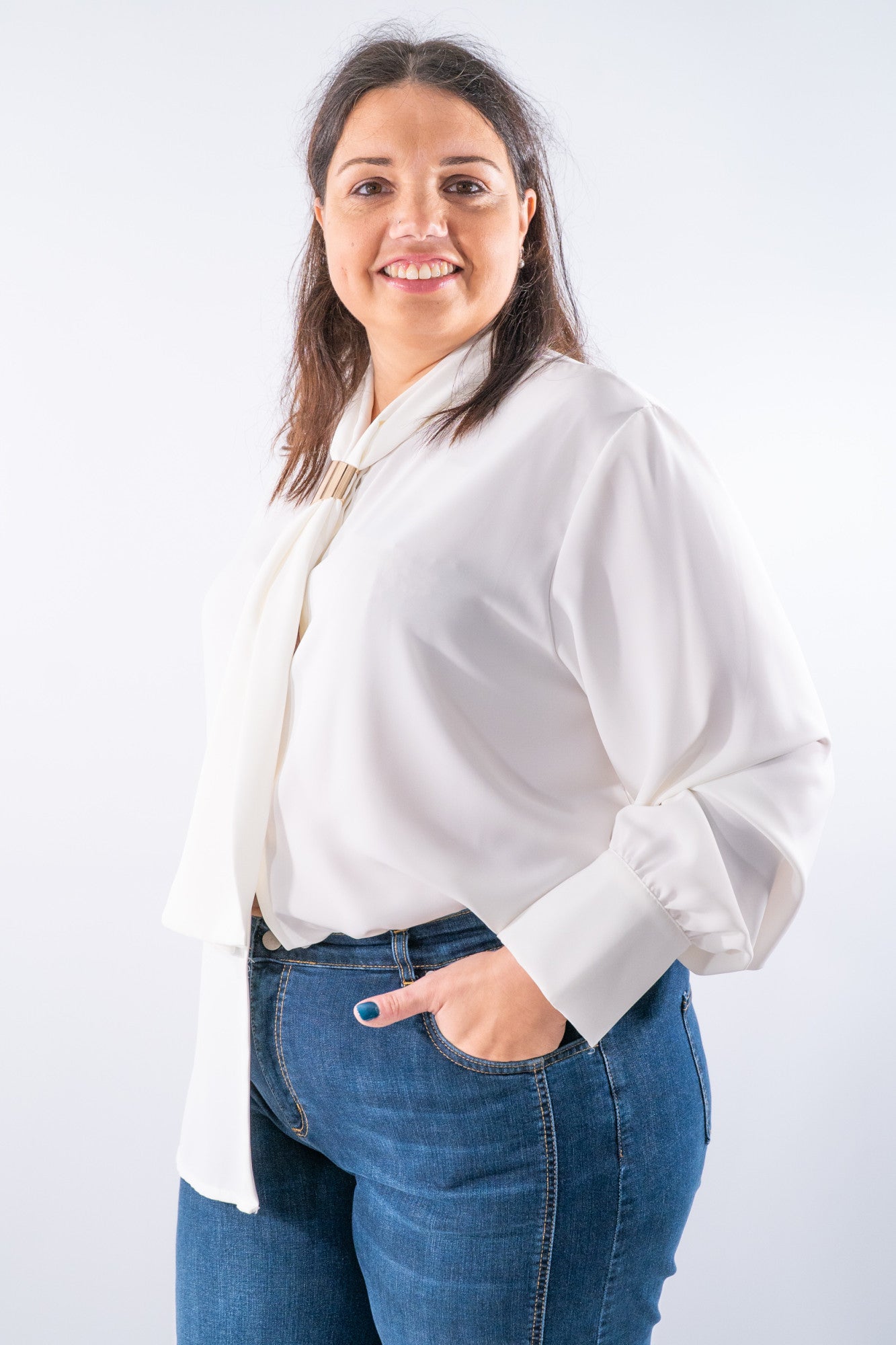 Blusa con cravatta foulard e fermaglio scorrevole