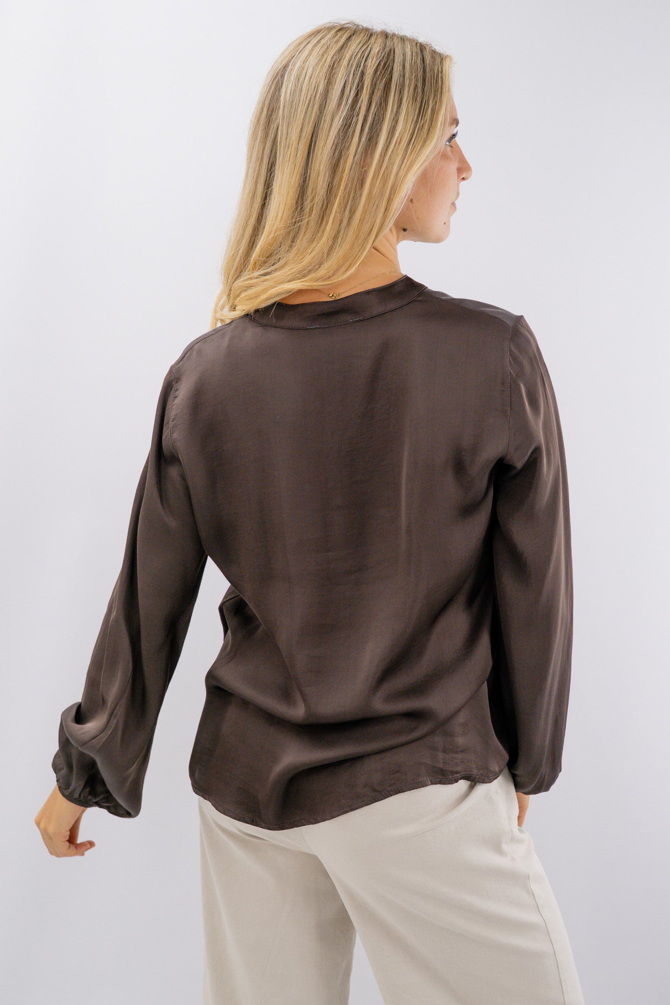 Blusa con collo alla coreana in viscosa satinata