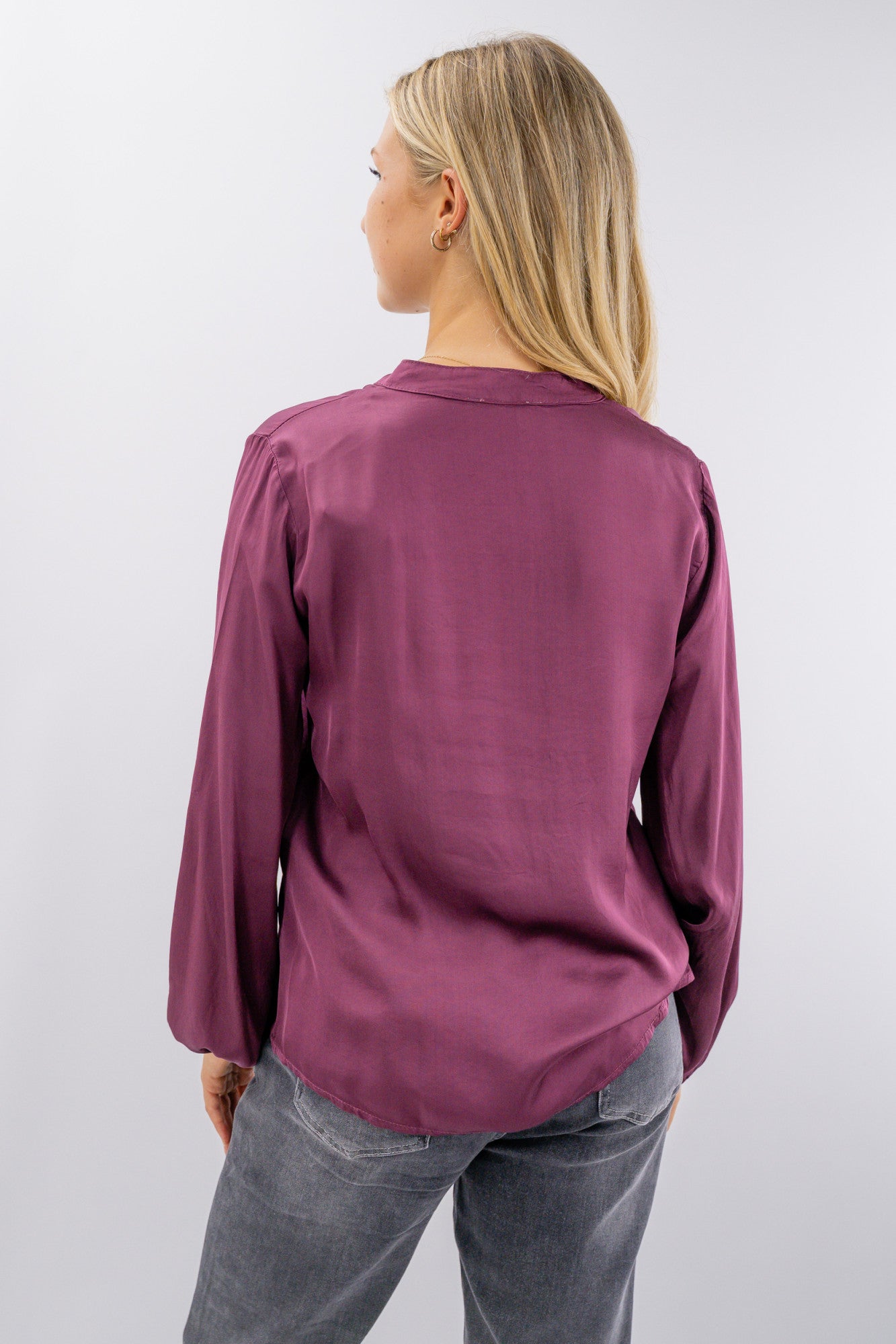 Blusa con collo alla coreana in viscosa satinata