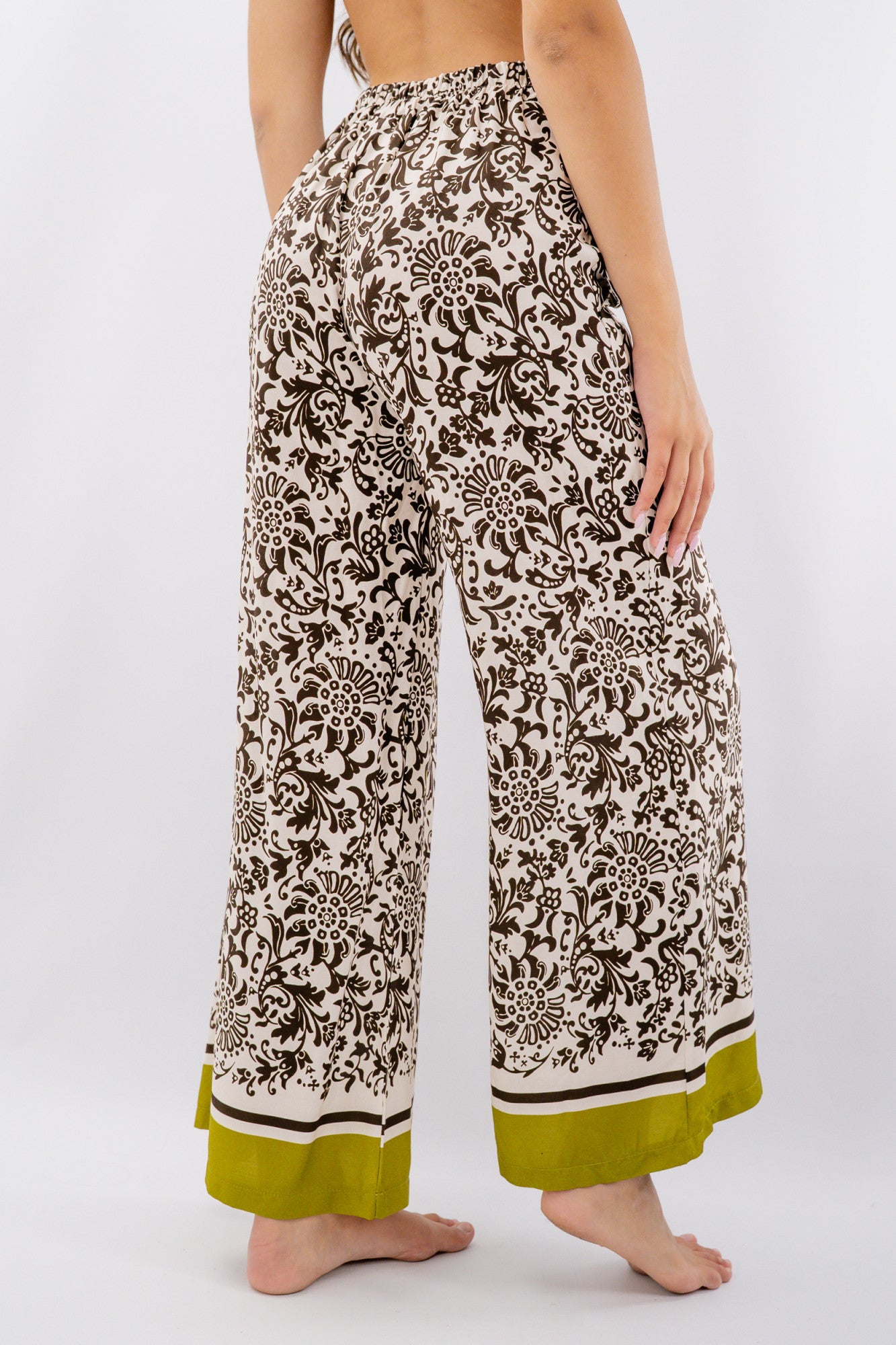 Pantalone ampio con stampa etnica e bordo a contrasto