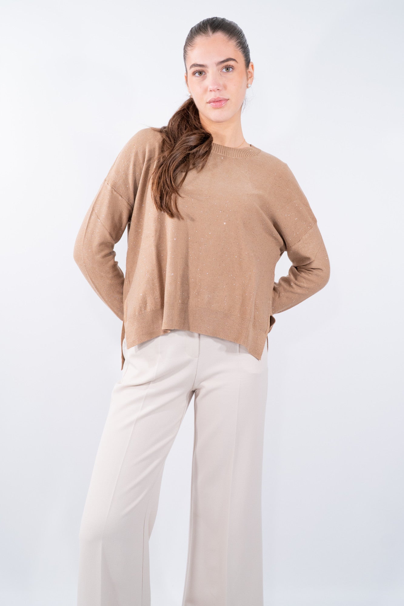 Maglia scatoletta luminosa con micro pailettes e spacchi laterali