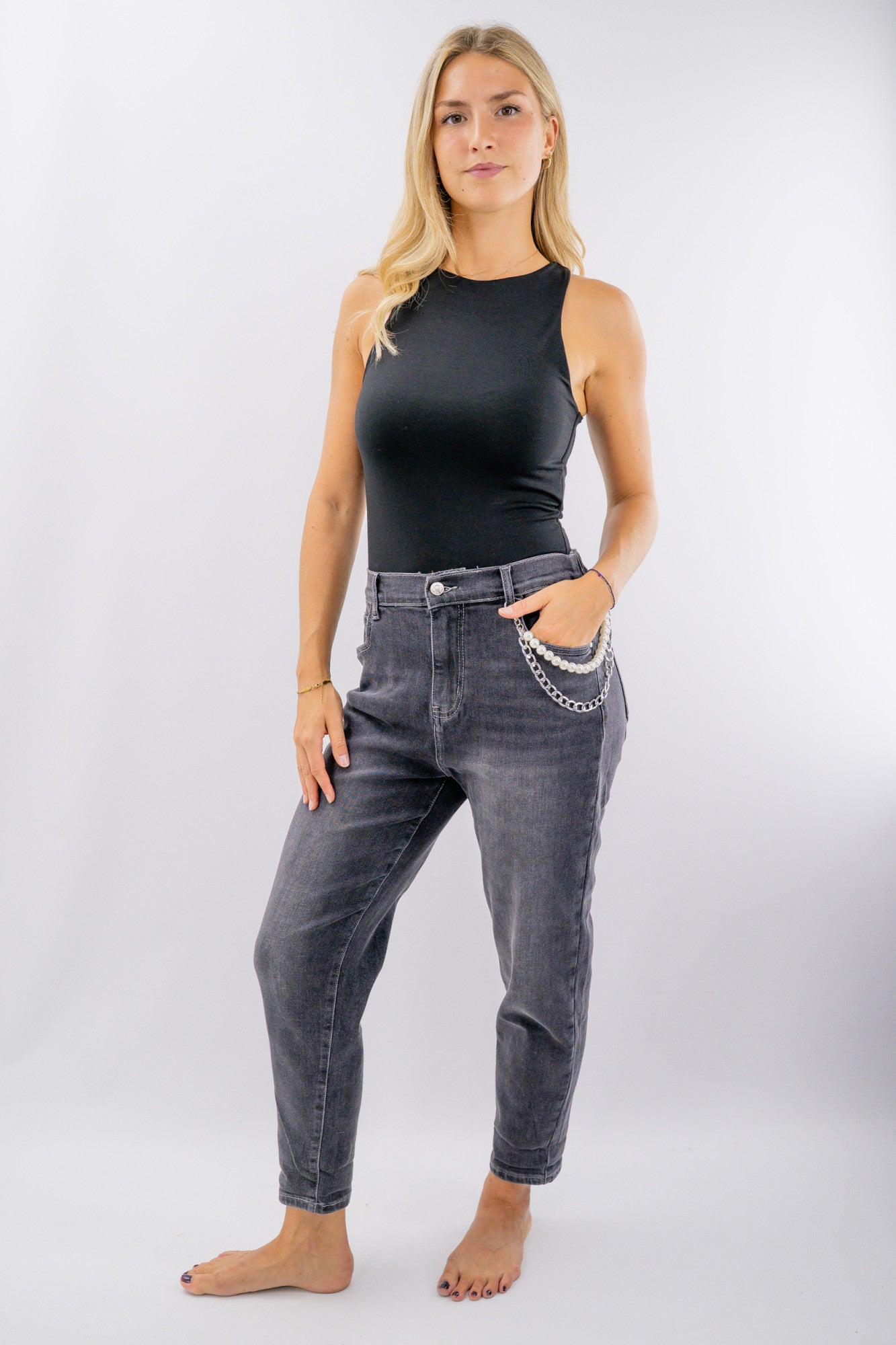 Jeans mom con catena bijoux