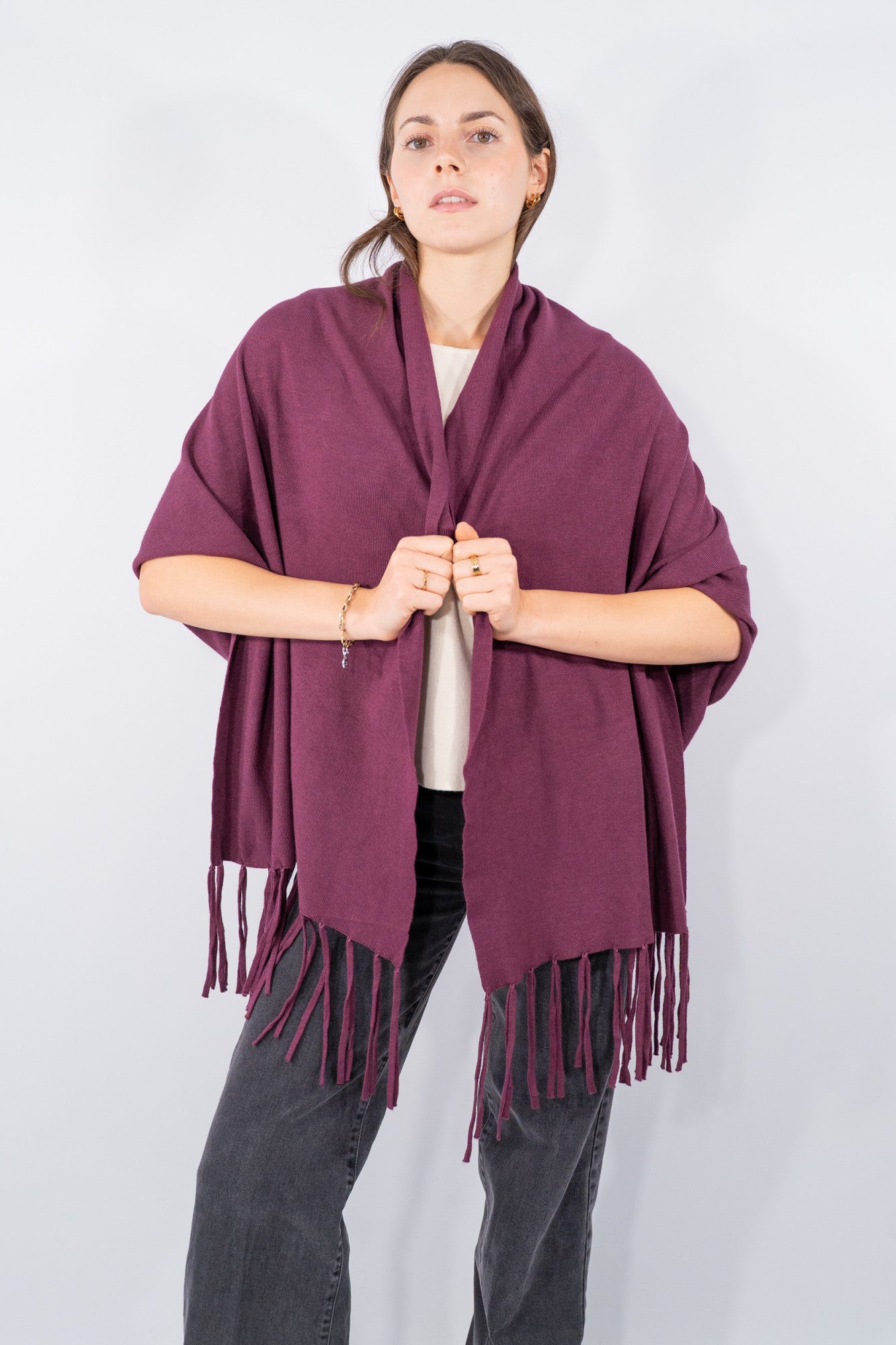 Cardigan aperto con frange e linea morbida