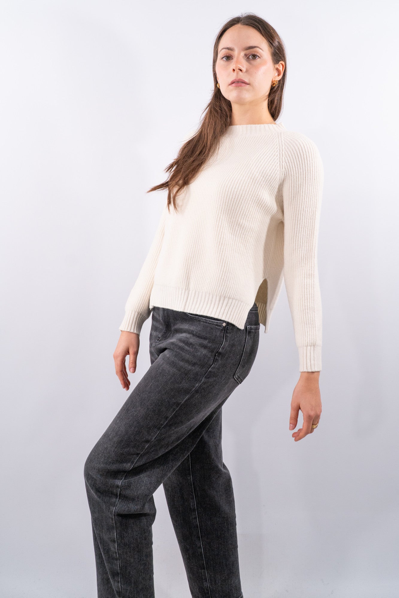 Maglia a coste con spacchi laterali