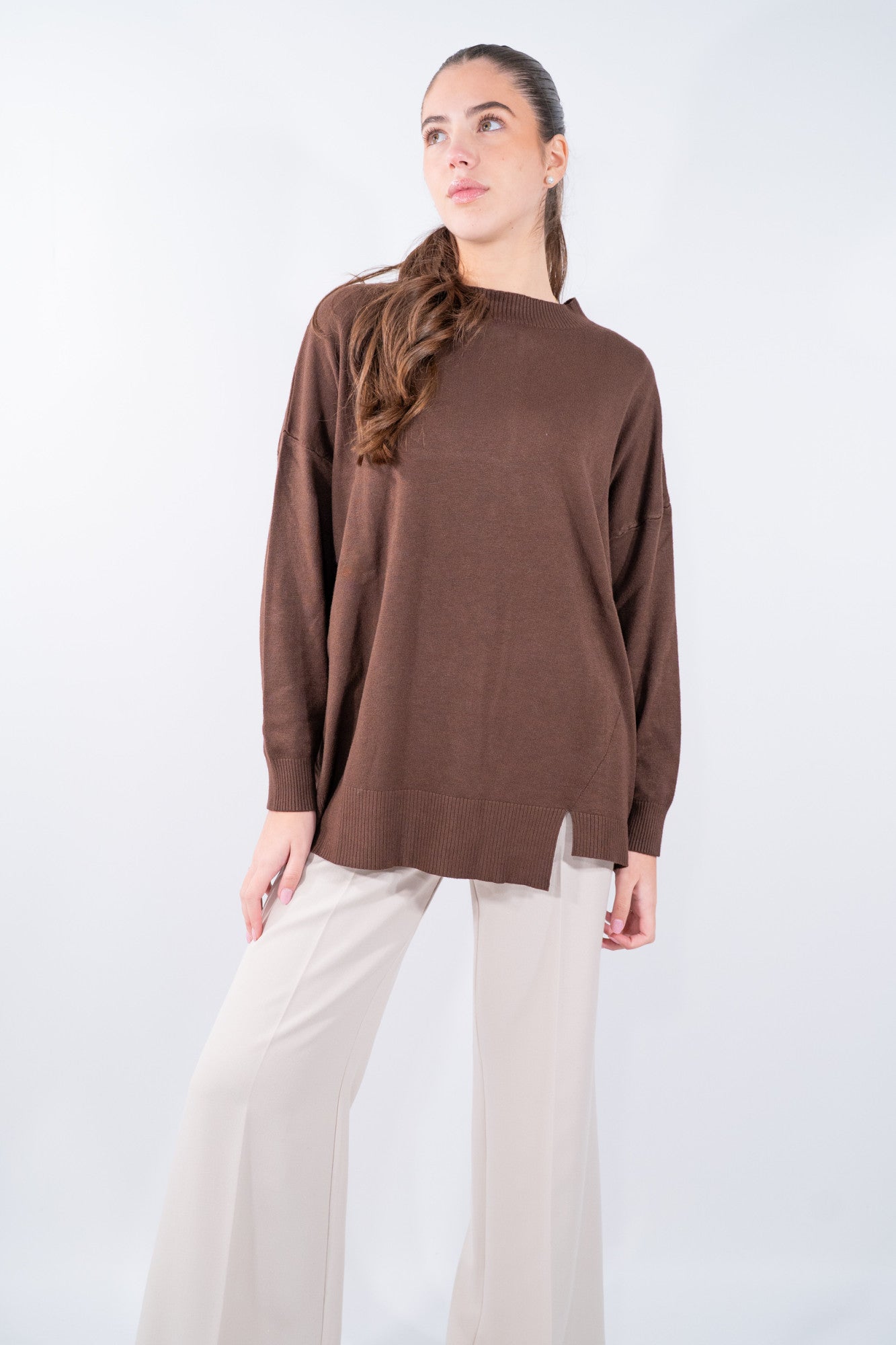 Maglia rasata con spacco frontale e scollo barchetta