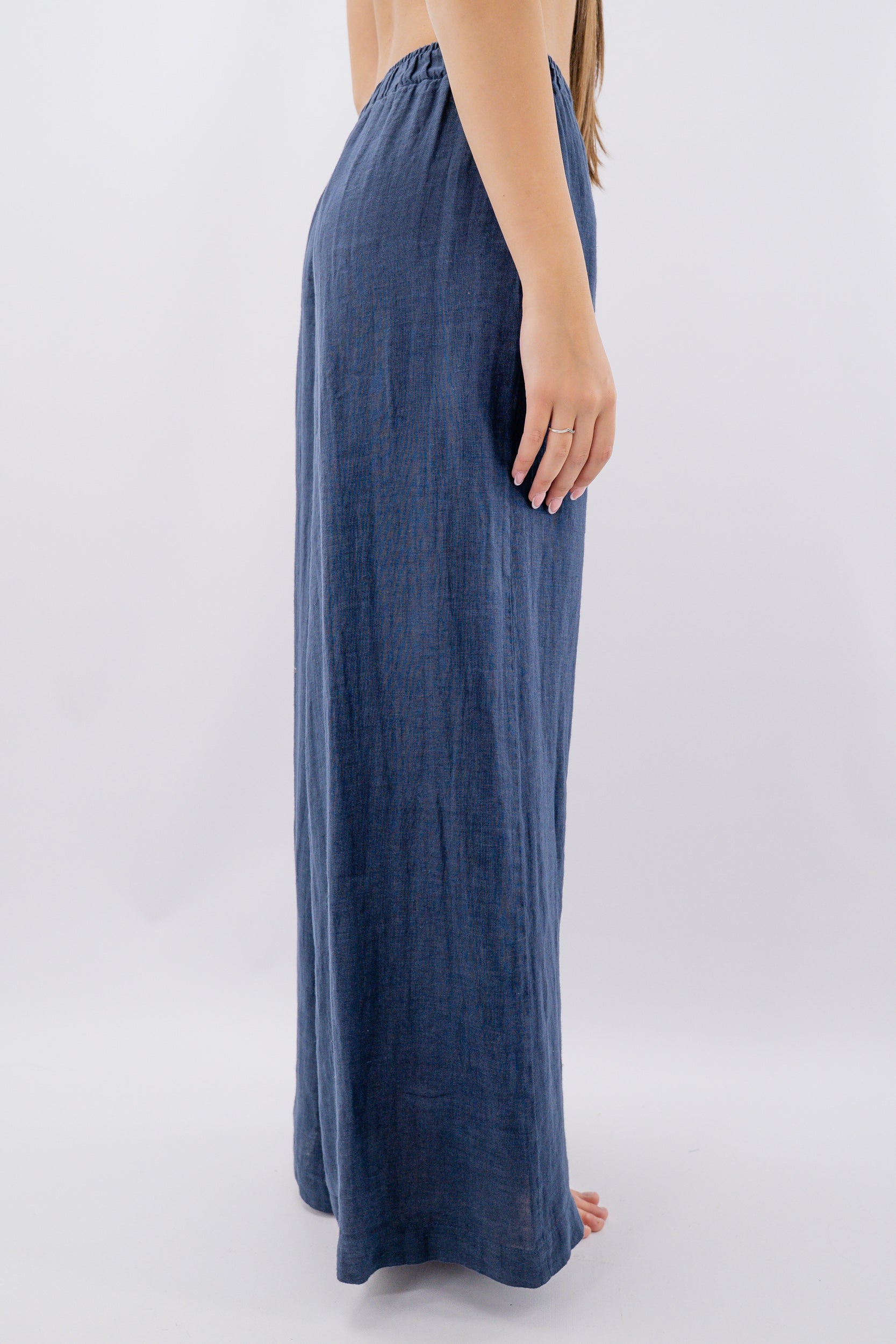 Pantalone ampio in lino con vita elasticizzata