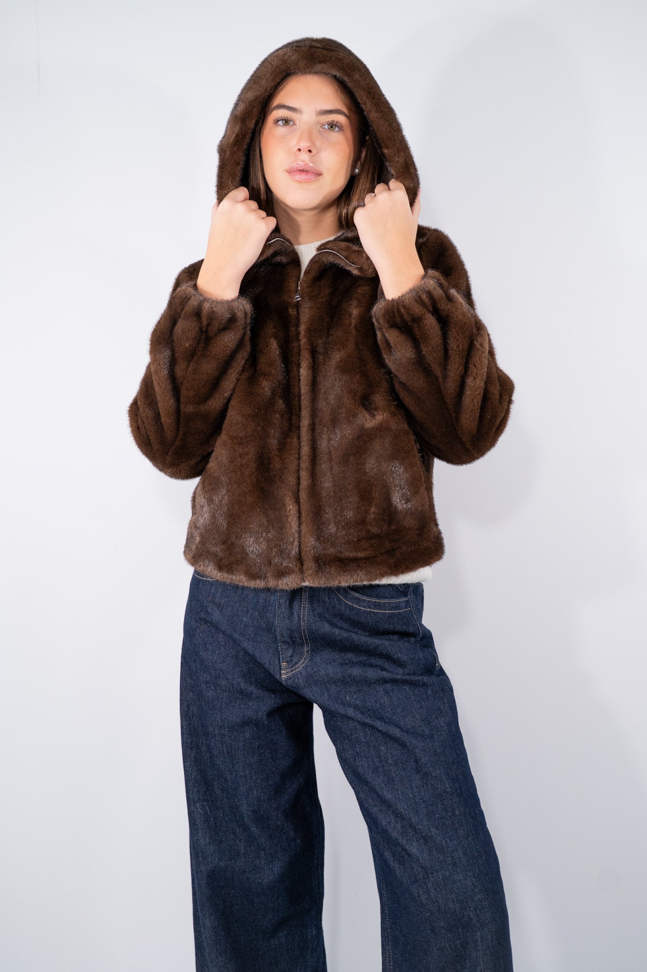 Eco-pelliccia con zip e cappuccio