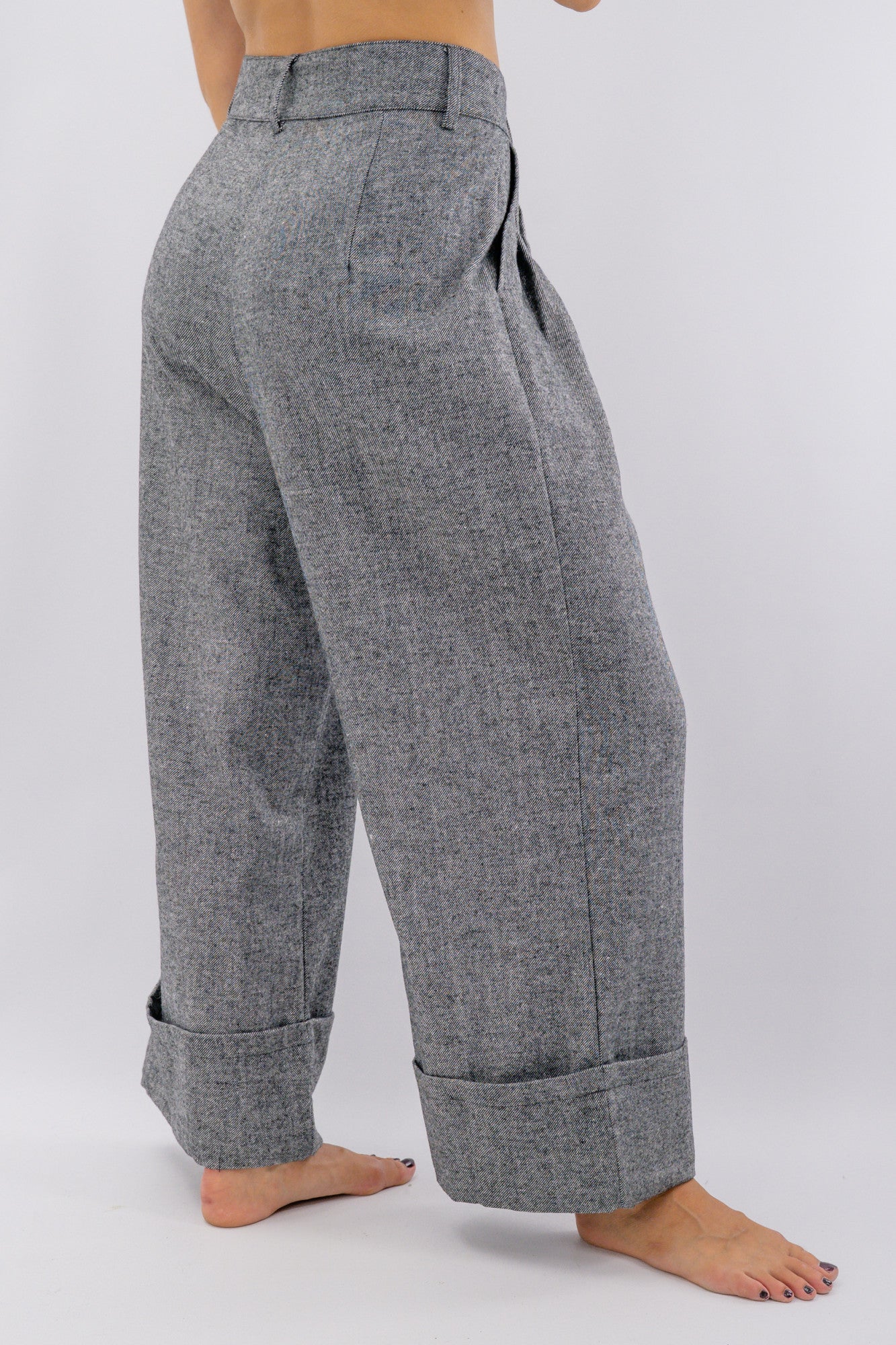 Pantalone tweed palazzo con maxi risvolto e pinces