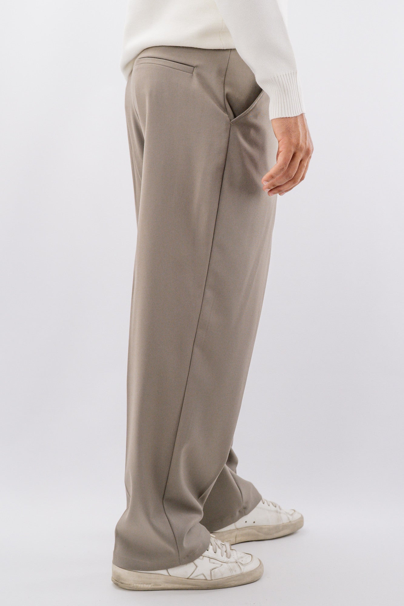 Pantalone a gamba ampia con linea giovane