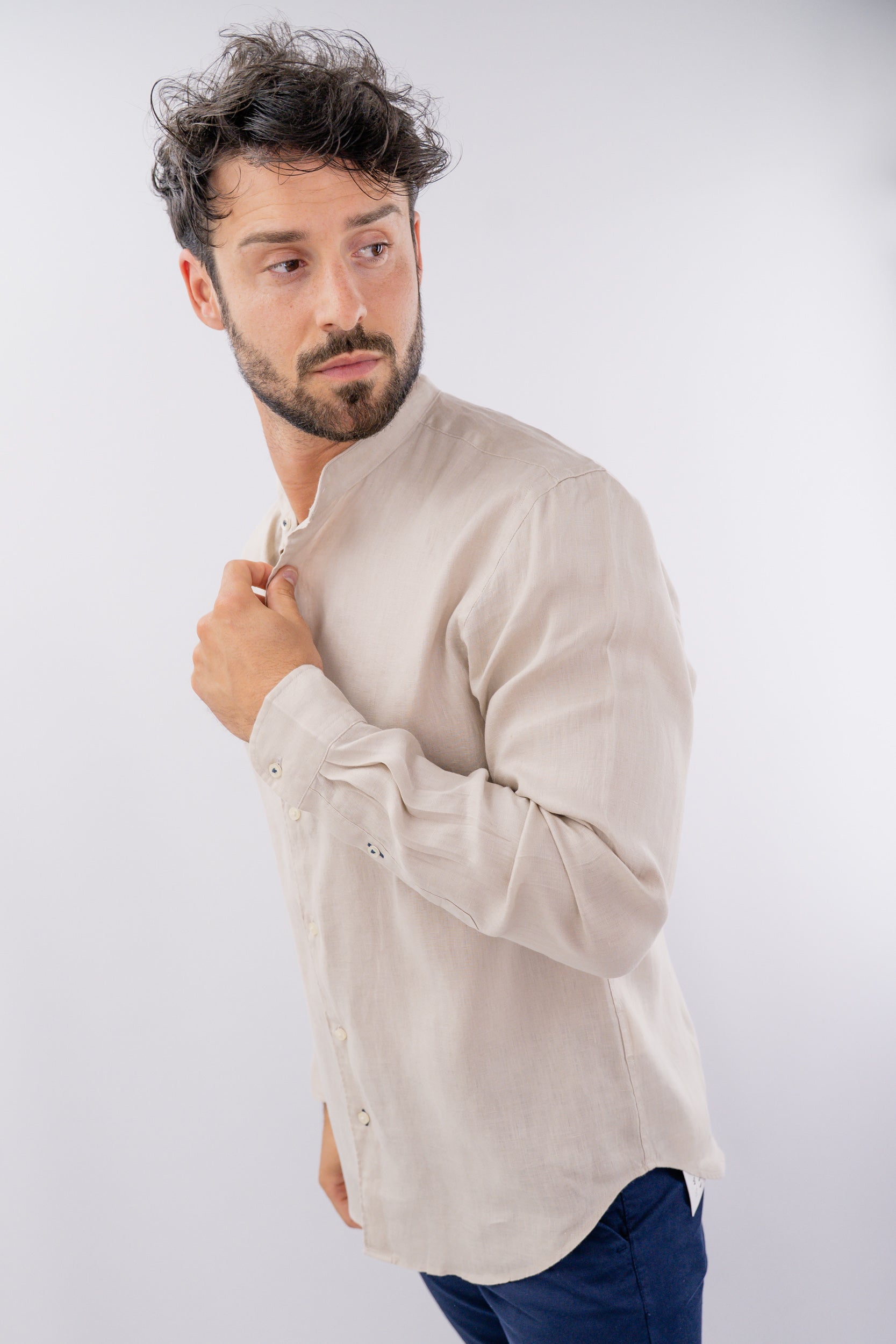 Camicia in lino con collo alla coreana e maniche lunghe