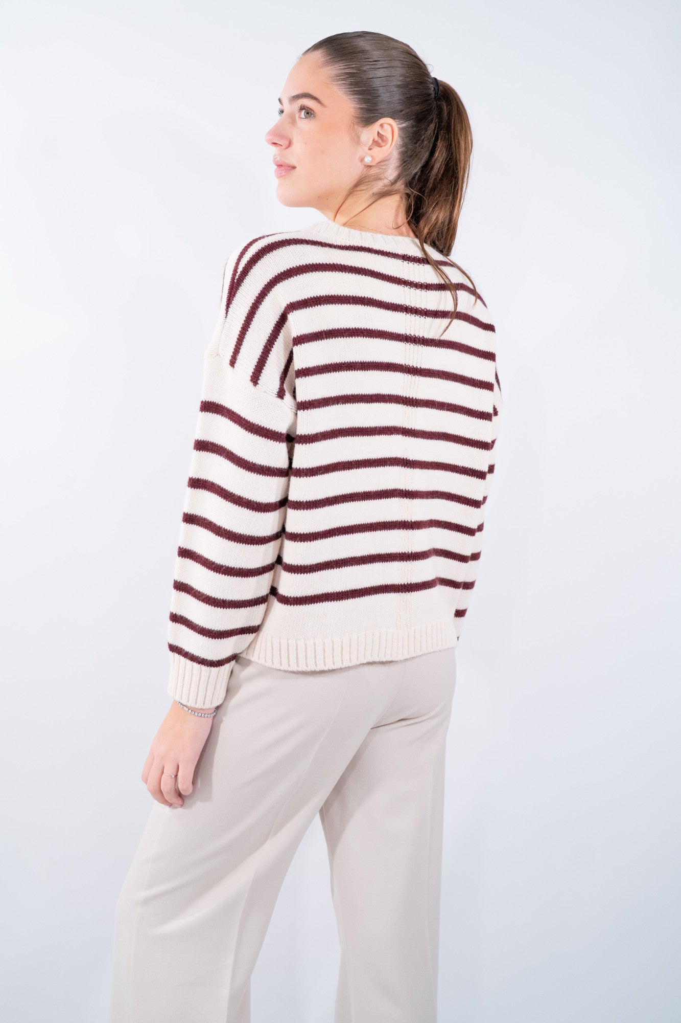 Maglioncino a righe con spalla bassa in misto lana