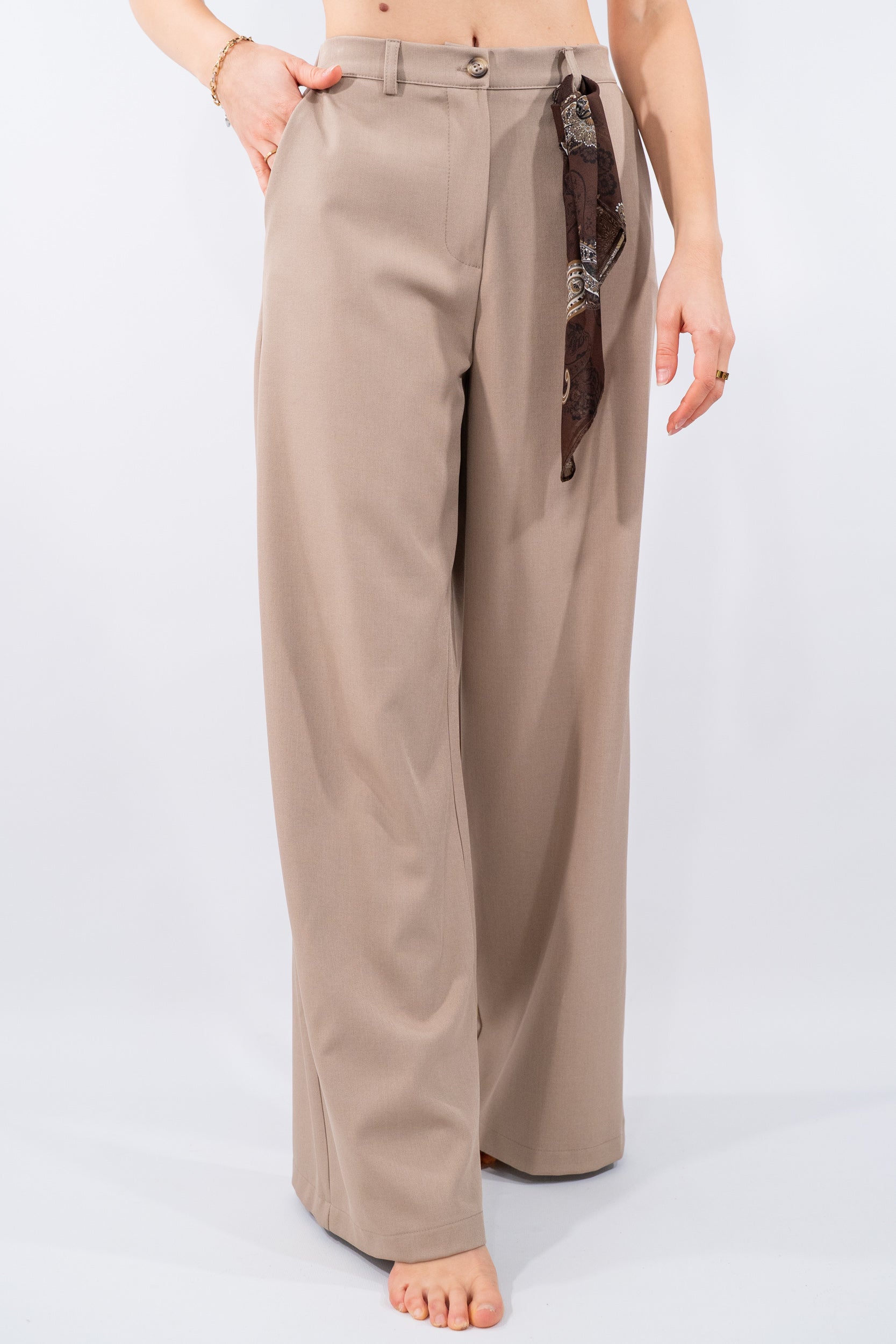 Pantalone a palazzo con foulard