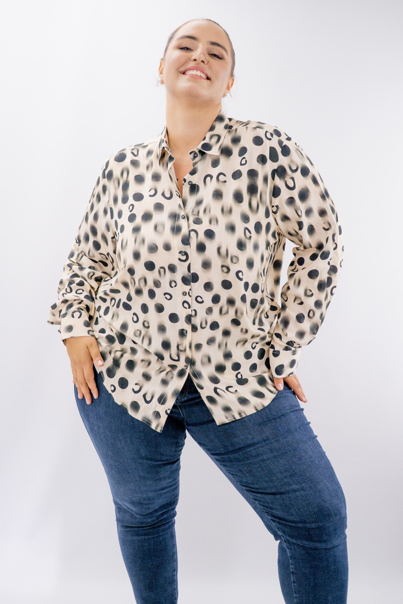 Camicia oversize con stampa a pois stilizzat