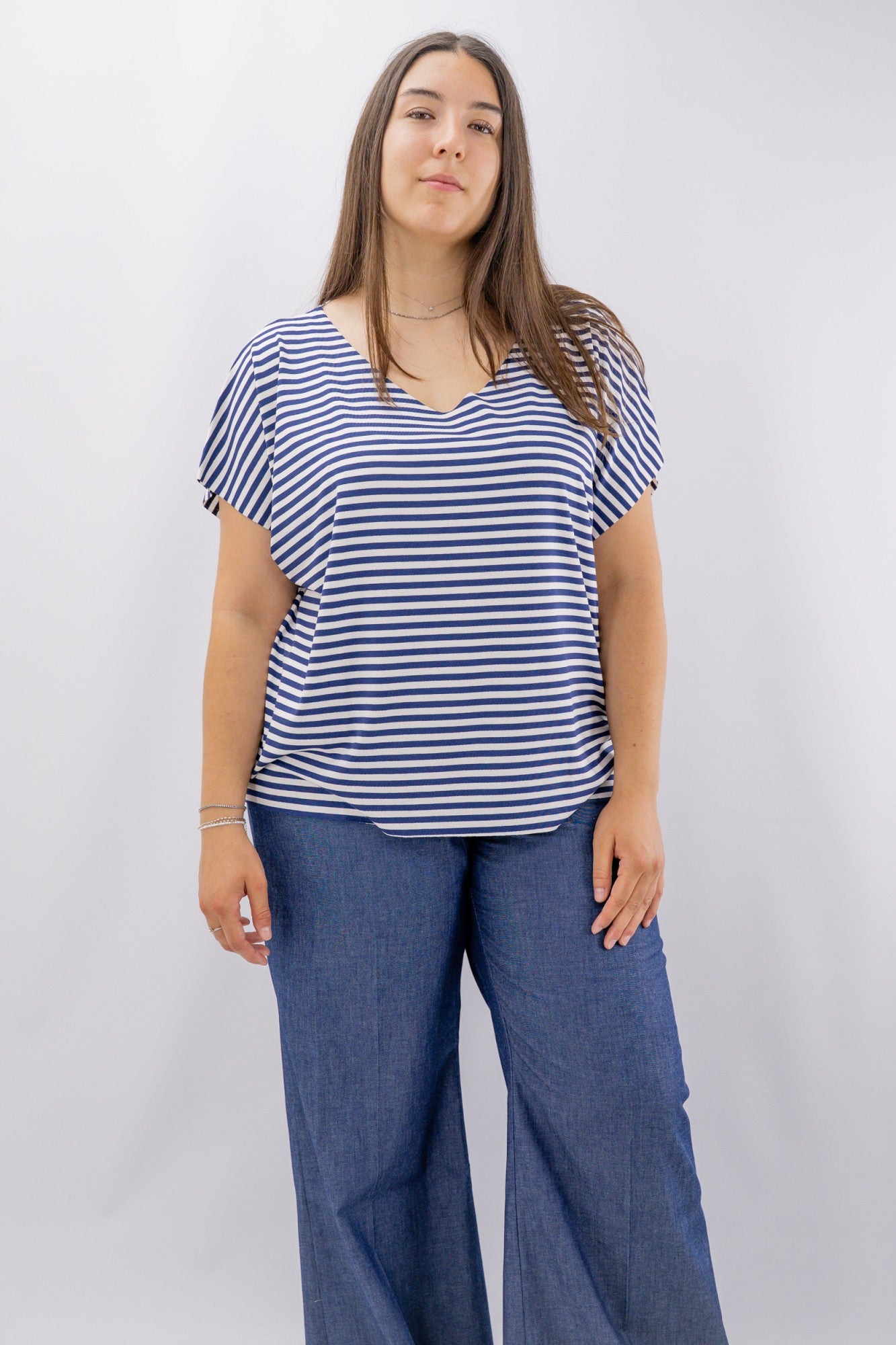 T-shirt a righe con profondo scollo a V