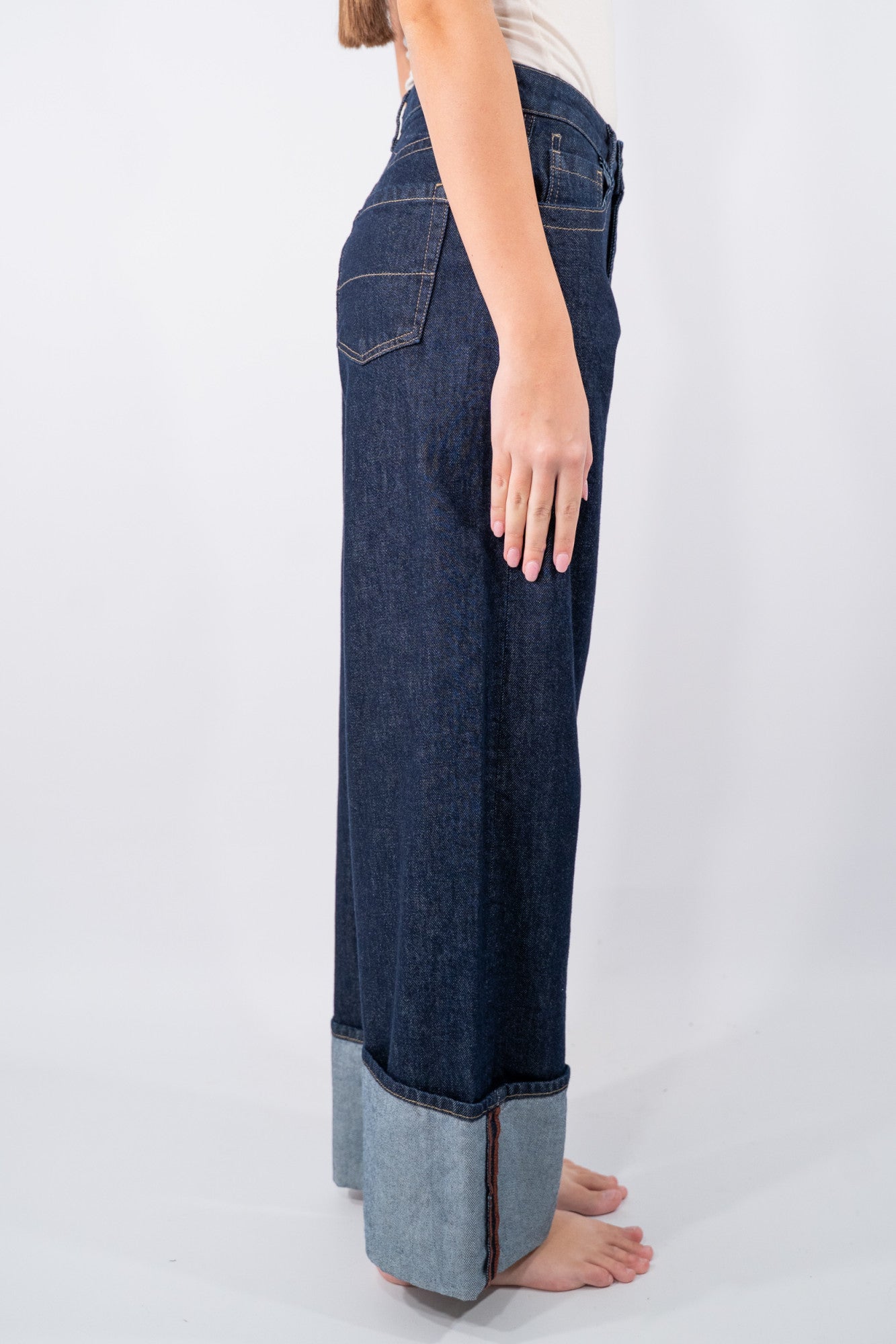 Jeans palazzo con maxi risvolto e cuciture a contrasto