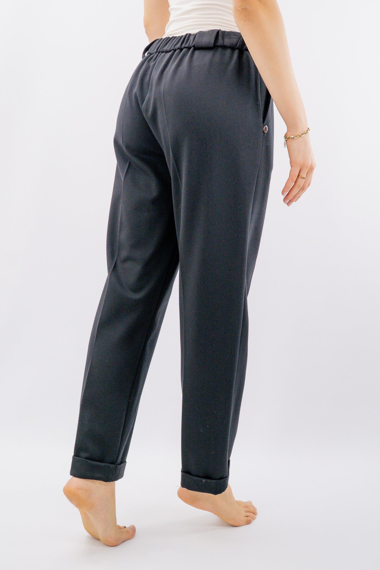 Pantalone con risvolto sul fondo