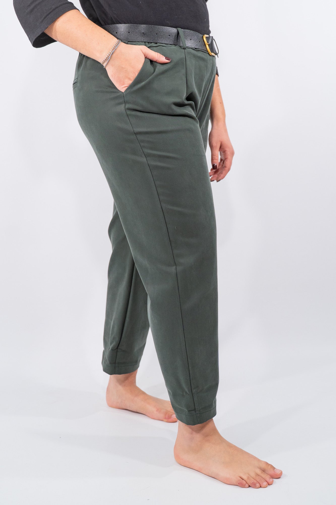 Pantalone con tasche a filo e pince frontali