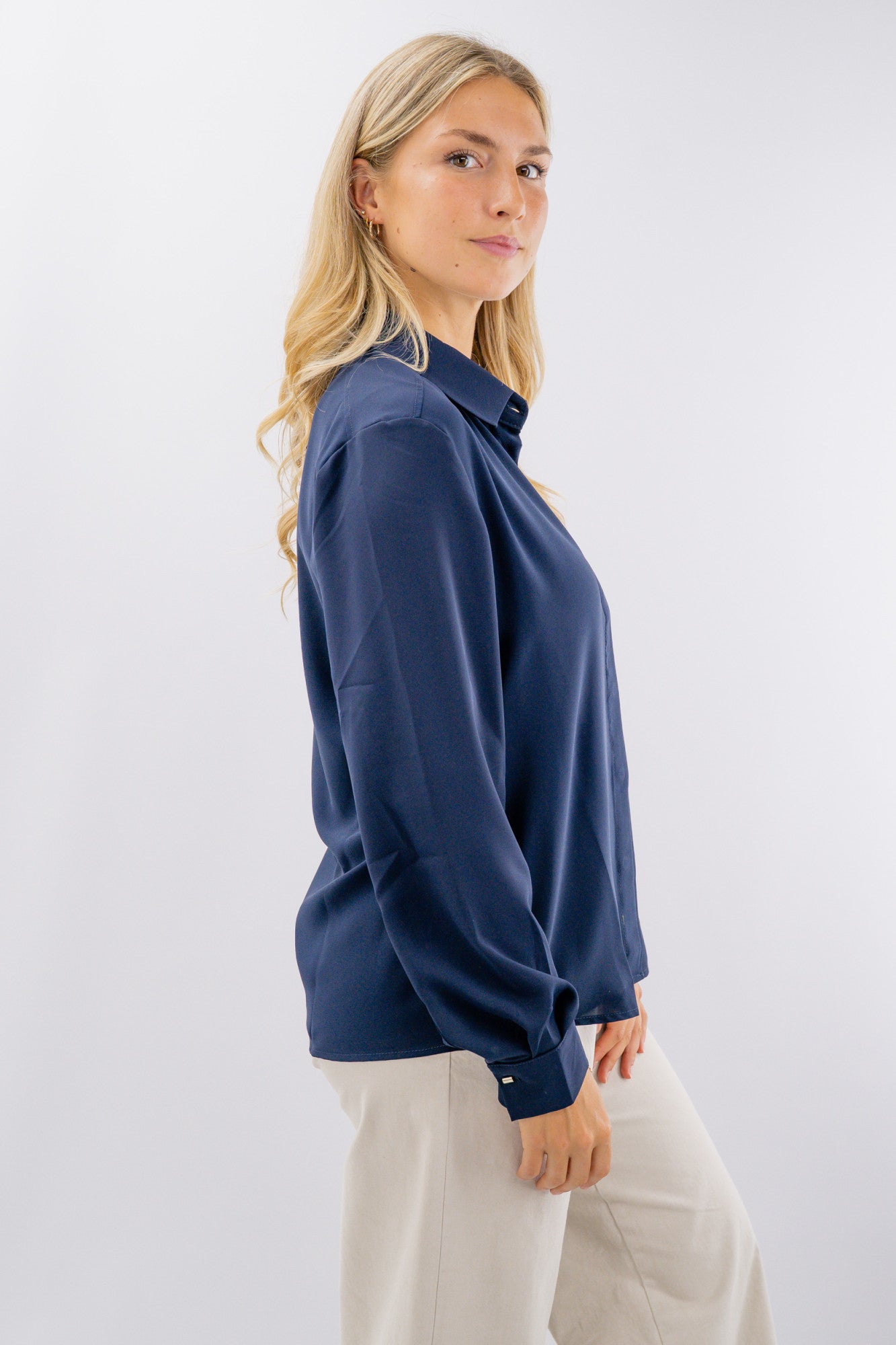 Camicia elegante con abbottonatura a scomparsa