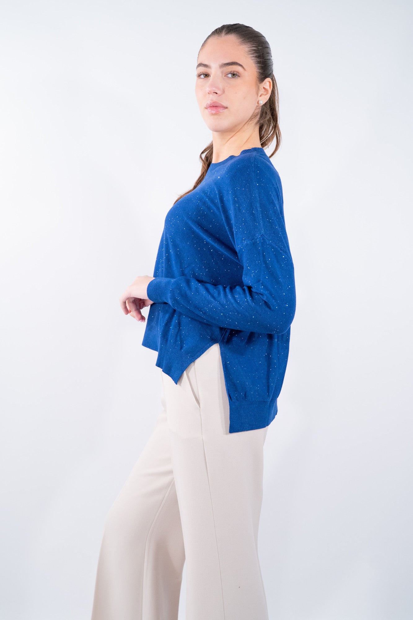 Maglia scatoletta luminosa con micro pailettes e spacchi laterali