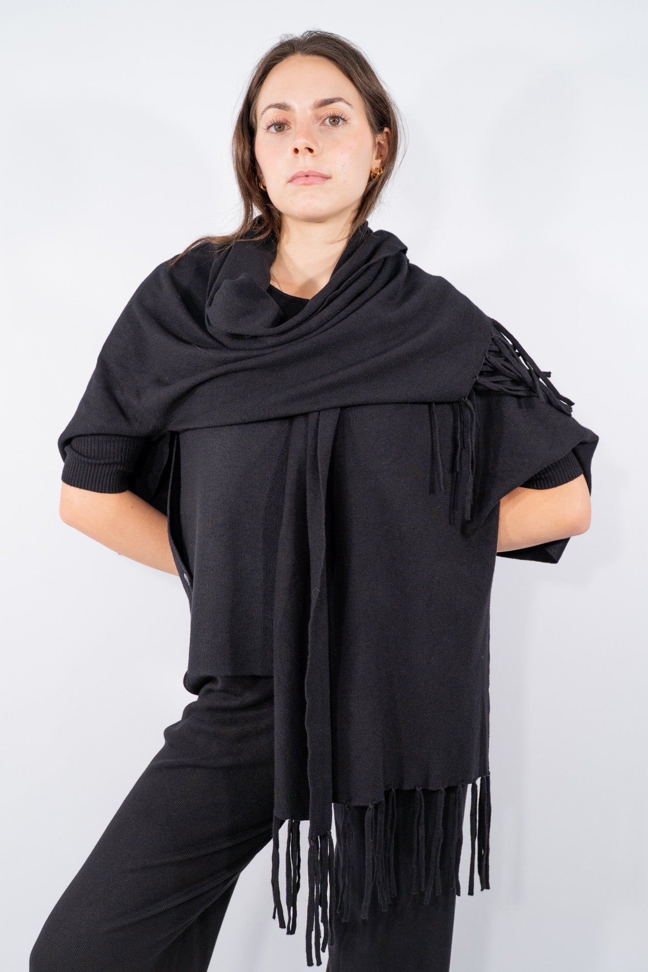 Cardigan aperto con frange e linea morbida