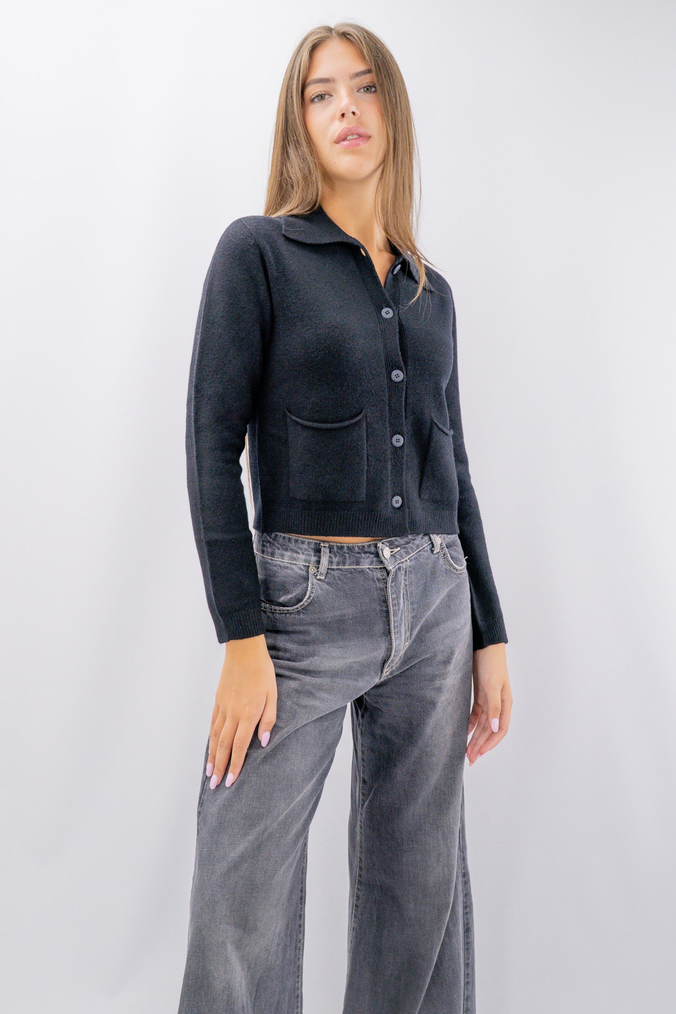 Cardigan cropped con colletto sportivo e tasche