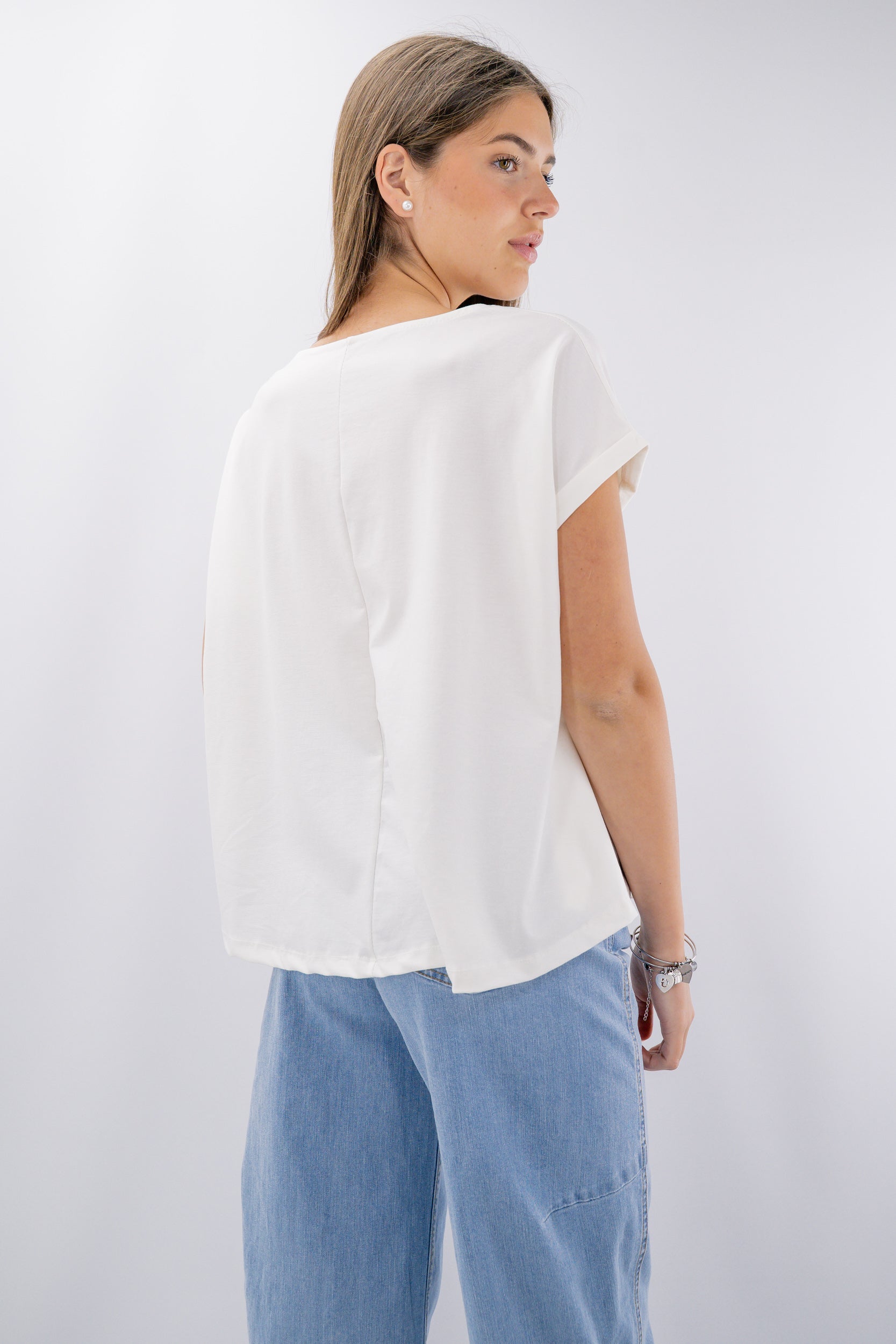 T-shirt fluida con maniche risvoltate