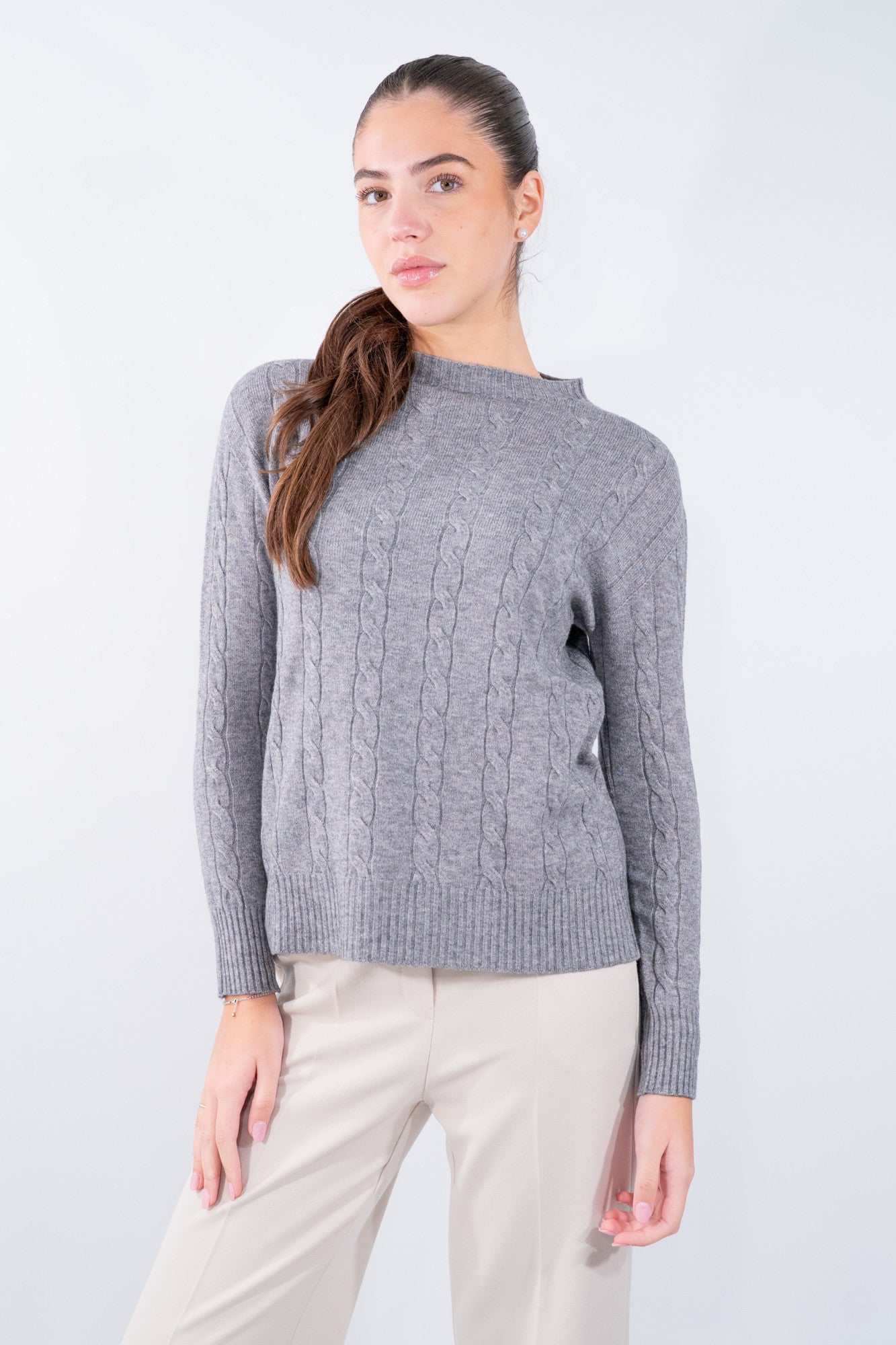 Maglioncino girocollo a trecce dal design essenziale