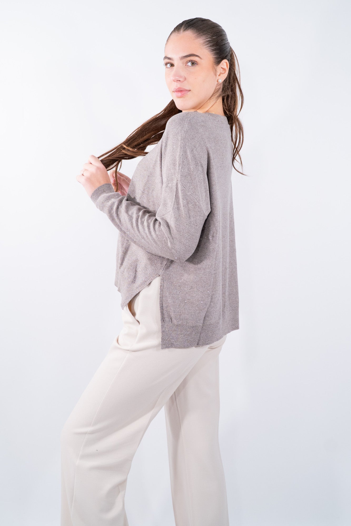 Maglia scatoletta luminosa con micro pailettes e spacchi laterali