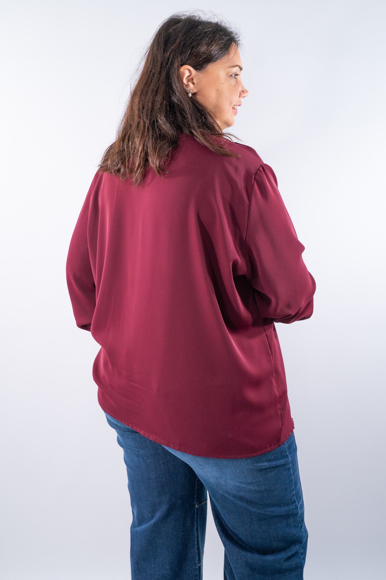 Blusa con cravatta foulard e fermaglio scorrevole